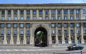 Ждановская набережная, 11 Дом, где жил Евгений Водолазкин в 90-е гг