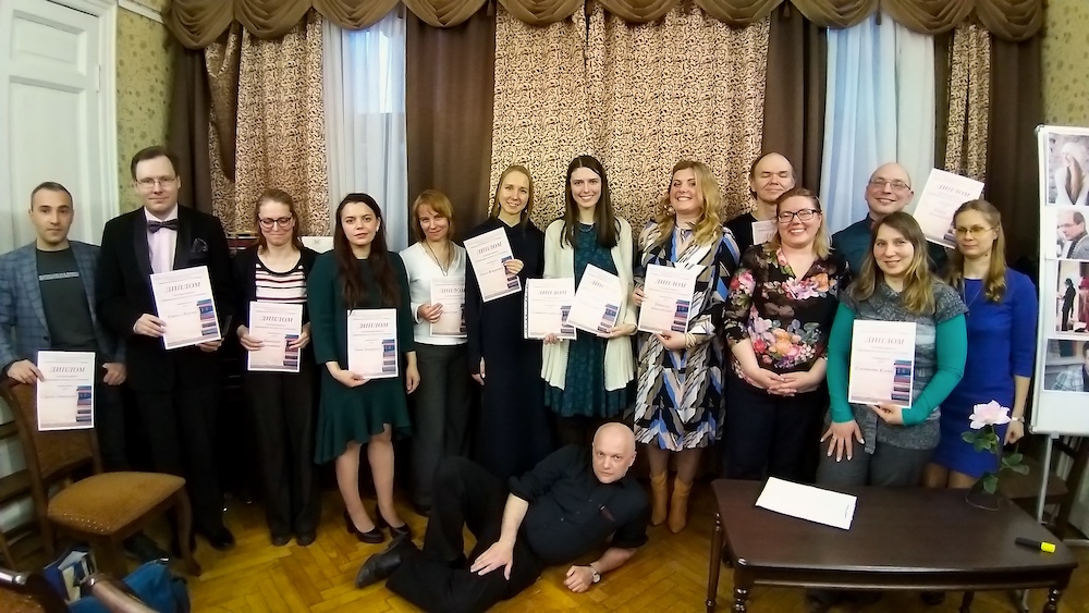 Участники поэтического концерта проект «Книжная полка со стихами»