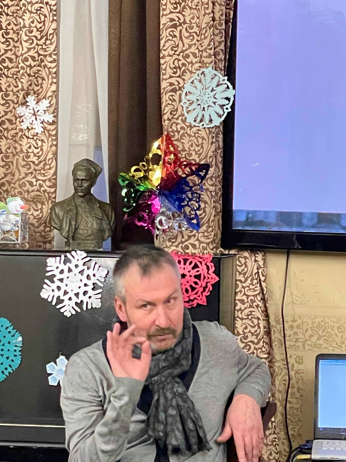 11 декабря в Юношеской библиотеке им. А.П. Гайдара прошел творческий вечер писателя и художника Дмитрия Орлова