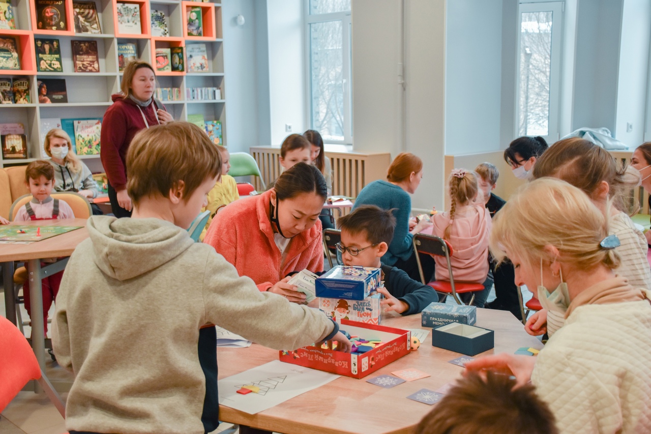 На новогодних каникулах в Библиотеке книжных героев (ул. Ленина, д. 20) было многолюдно и весело. За первые три дня работы в 2022-м году библиотеку посетило более 400 человек!