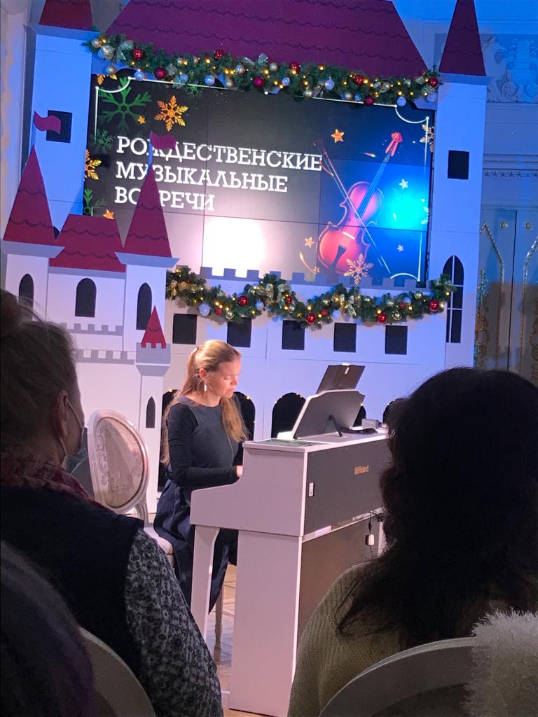 11 января библиотека им. Б. Лавренева пригласила всех желающих в Каменноостровский дворец на Рождественские музыкальные встречи, которые прошли в рамках фестиваля POMIR «Музыкальный Мост Италия – Россия».