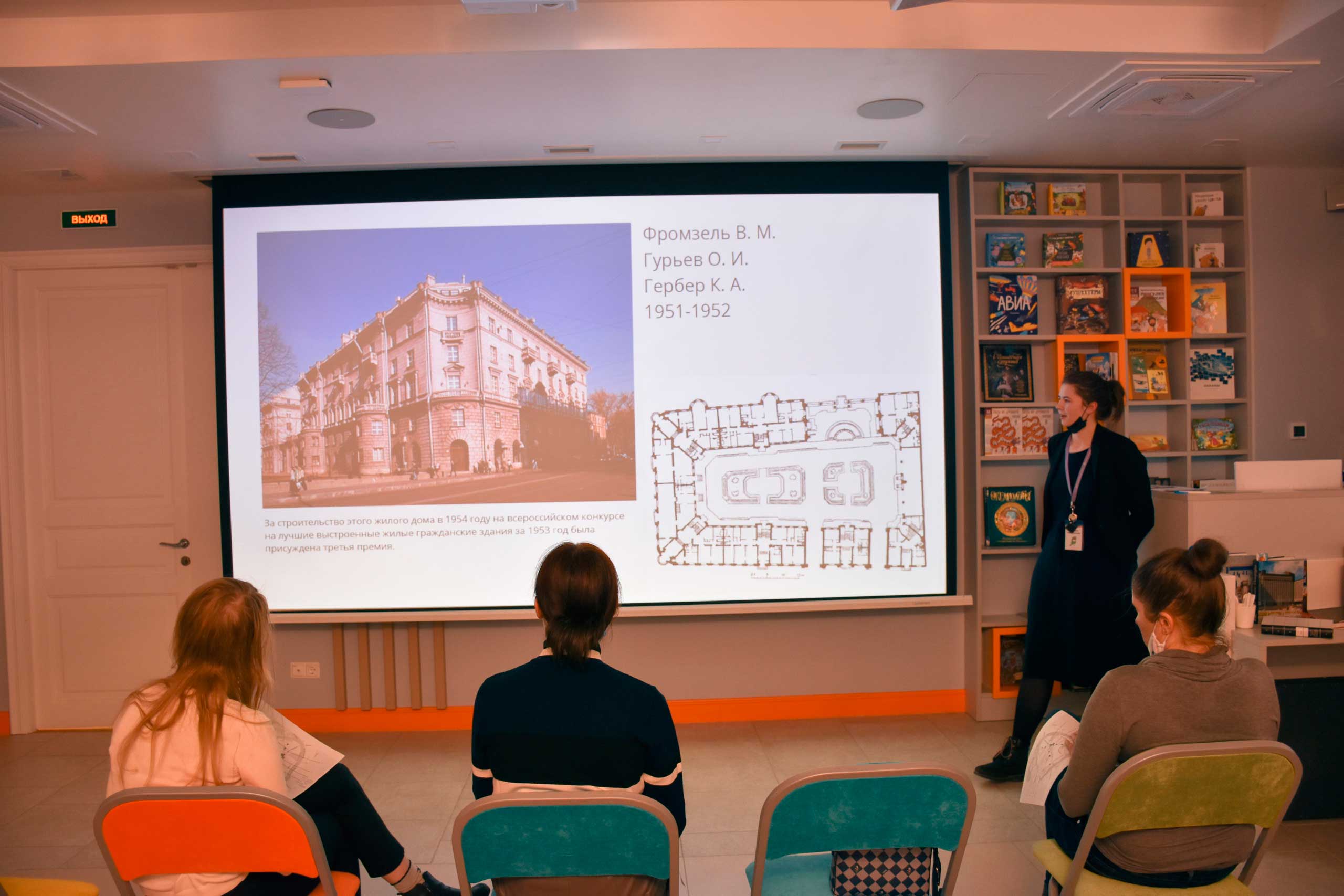 Сотрудники библиотеки подготовили для взрослых читателей лекцию о доме №20 на улице Ленина, посвящённую теме петербурговедения. 