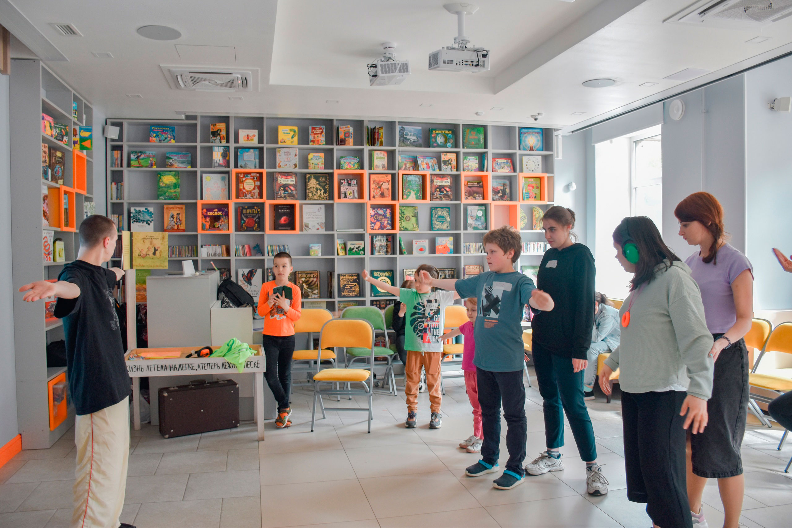 В Библиотеке книжных героев (ул. Ленина, 20) закончил работу летний городской инклюзивный лагерь для школьников «Книжная Вселенная»