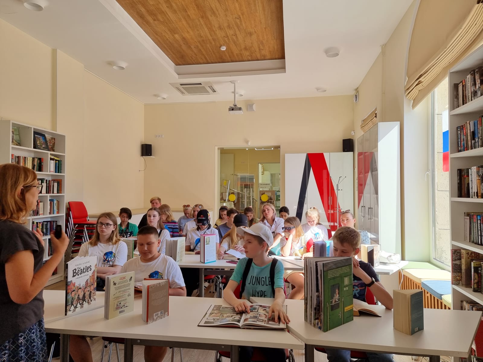 24 июня Библиотеку имени В.И. Ленина (ул. Воскова, д. 2) в рамках «Детской писательской резиденции» городского проекта «Клякса» посетила учащаяся молодежь, нацеленная на карьеру в области журналистики