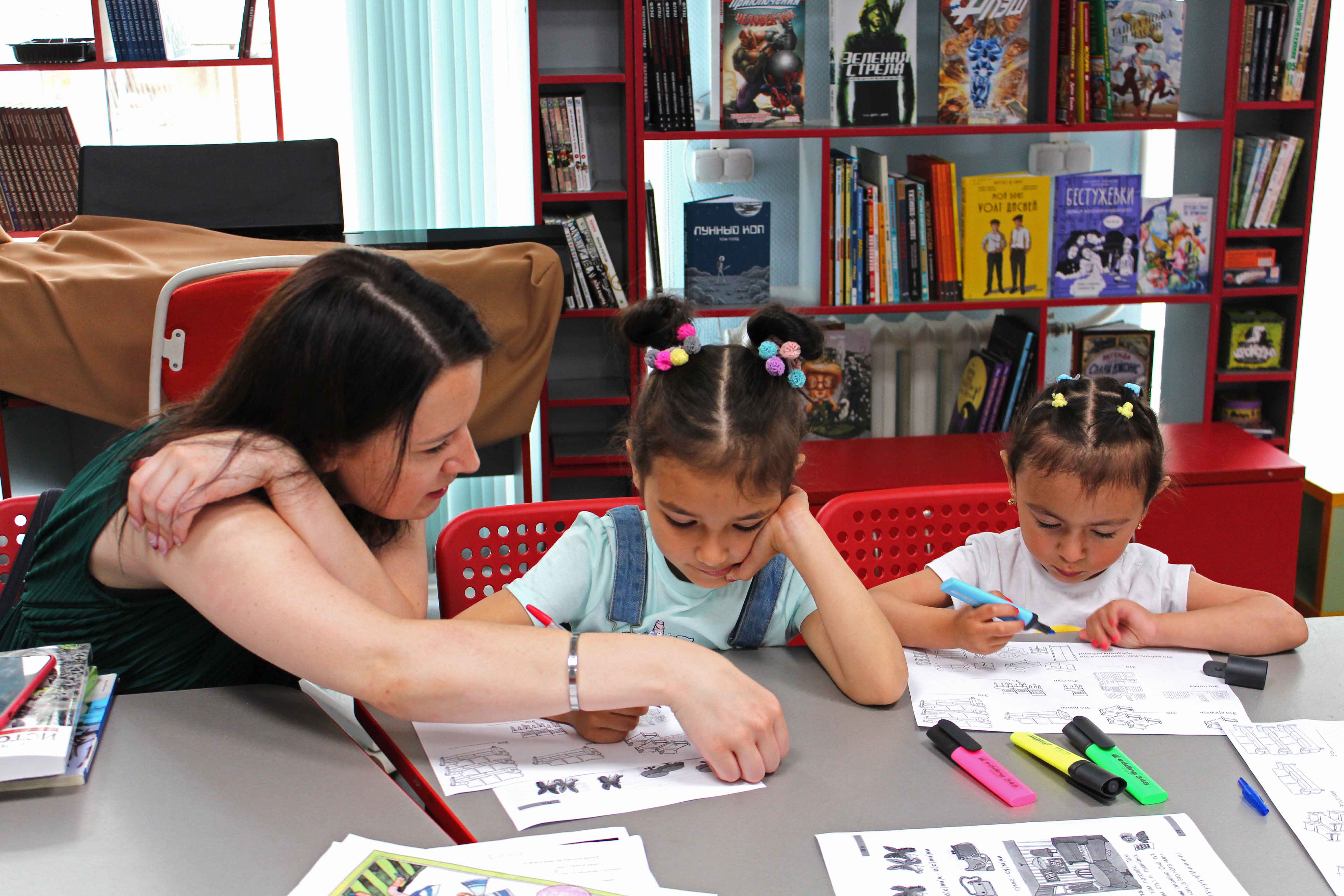 В Центральной районной детской библиотеке (Большой пр. П.С., д.65) проходят занятия, на которых волонтеры этой организации и библиотекари общаются с детьми, играют, смотрят обучающие видеоролики, читают и разбирают правила русского языка.