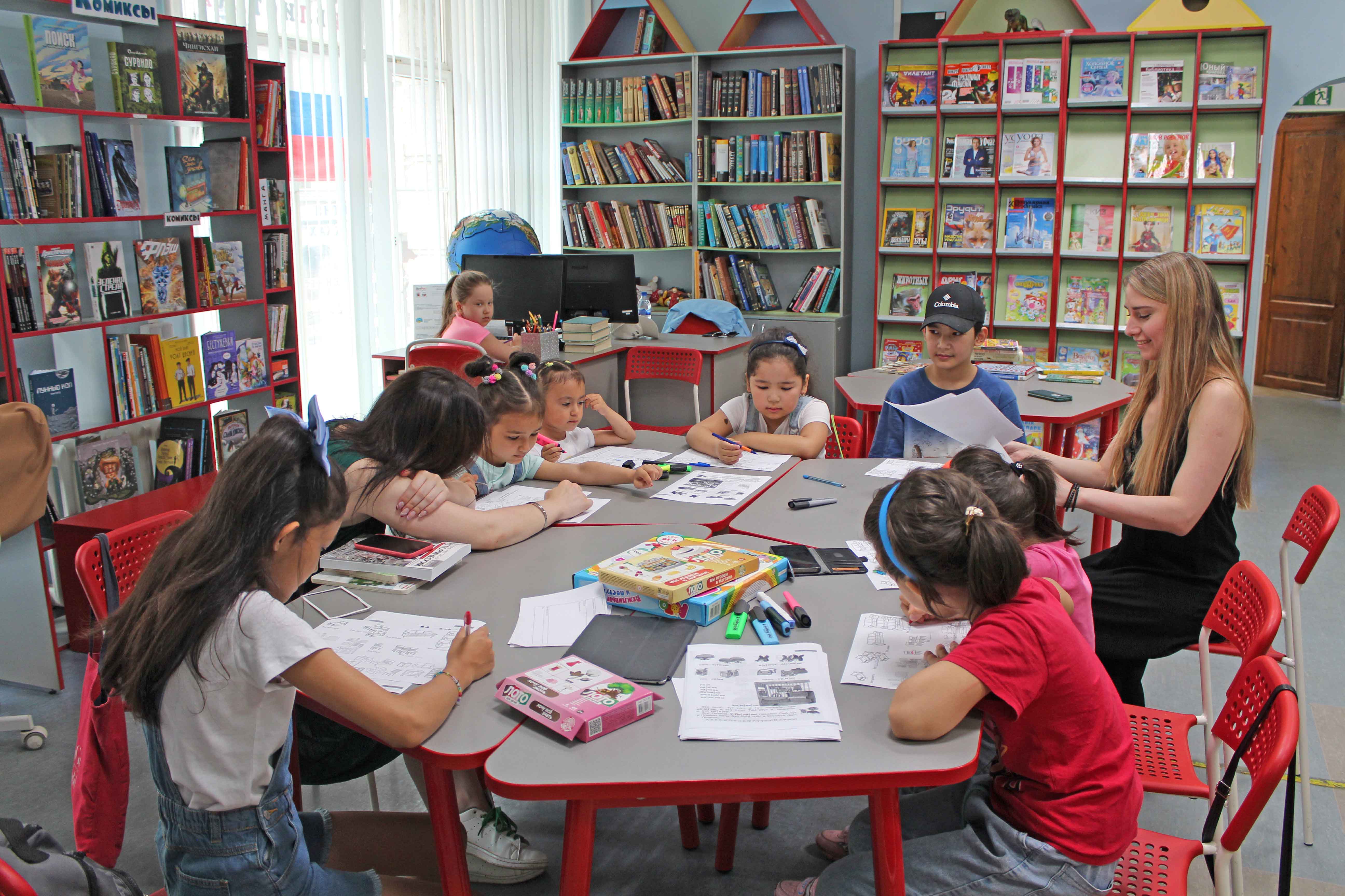 В Центральной районной детской библиотеке (Большой пр. П.С., д.65) проходят занятия, на которых волонтеры этой организации и библиотекари общаются с детьми, играют, смотрят обучающие видеоролики, читают и разбирают правила русского языка.