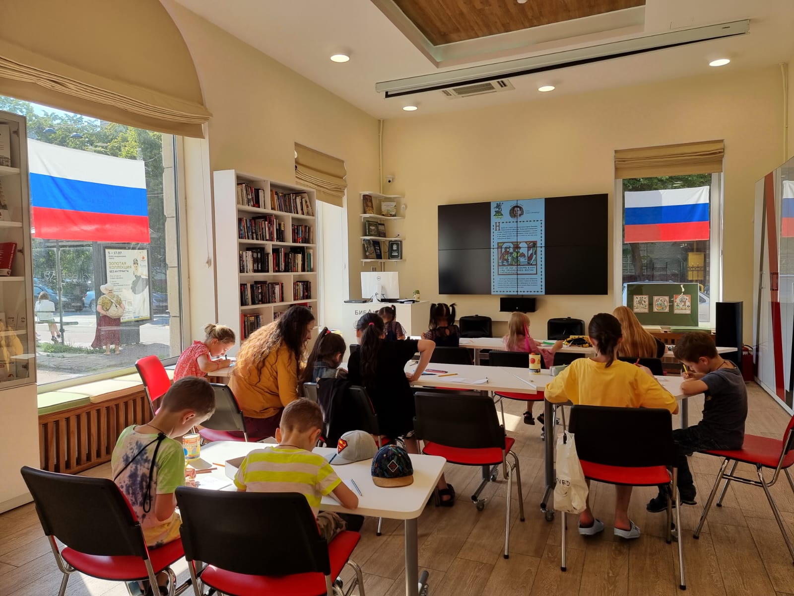 21 июля в Библиотеке Ленина (ул. Воскова, 2) в рамках проекта «Книжное путешествие в лето» состоялся еще один детский мастер-класс по созданию книжки-раскладушки.