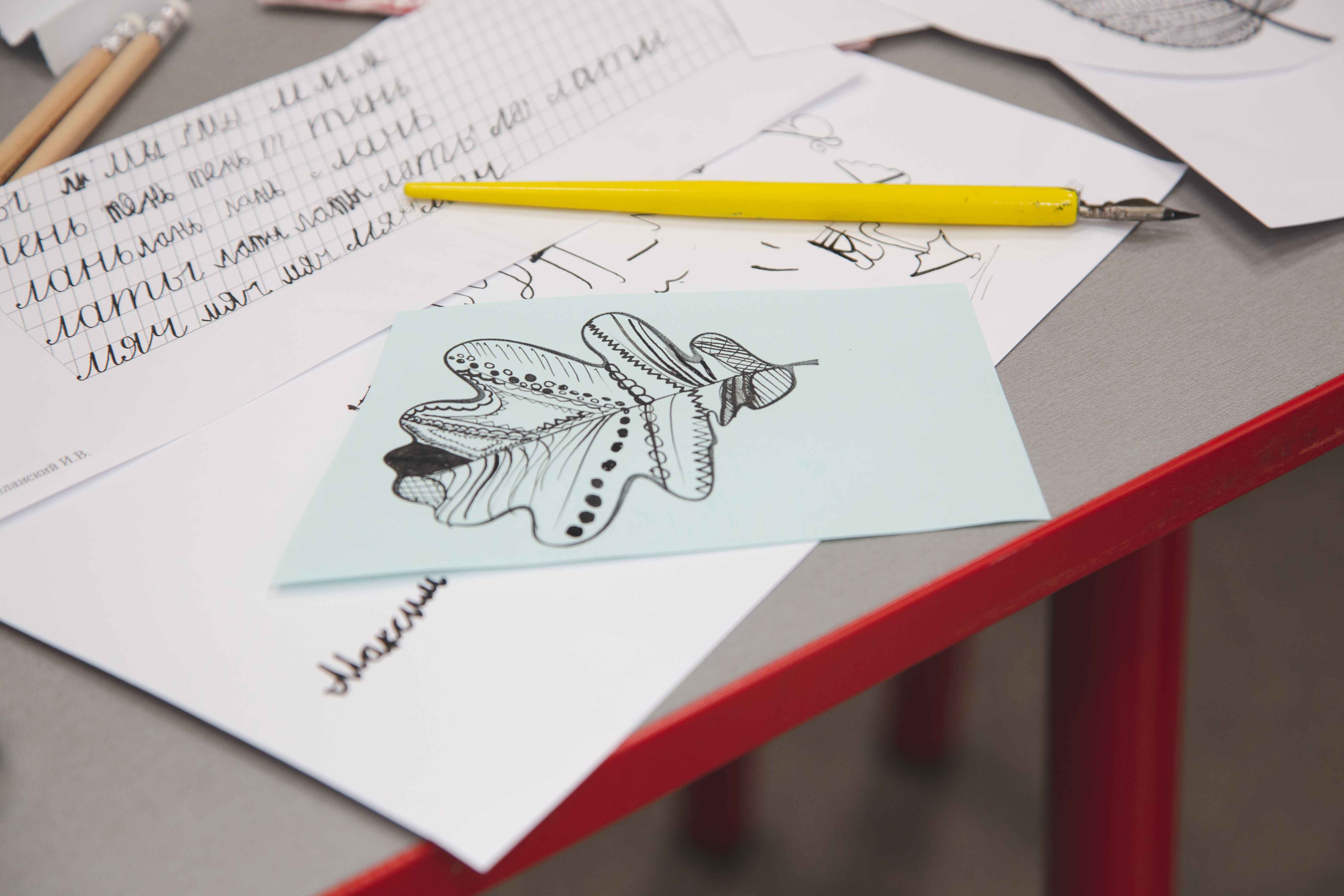 Дети и взрослые могли выбрать занятие по вкусу – учиться писать пером и тушью, осваивать технику «зентангл», когда контур заполняется разными узорами, рисовать или писать на бумажных листиках