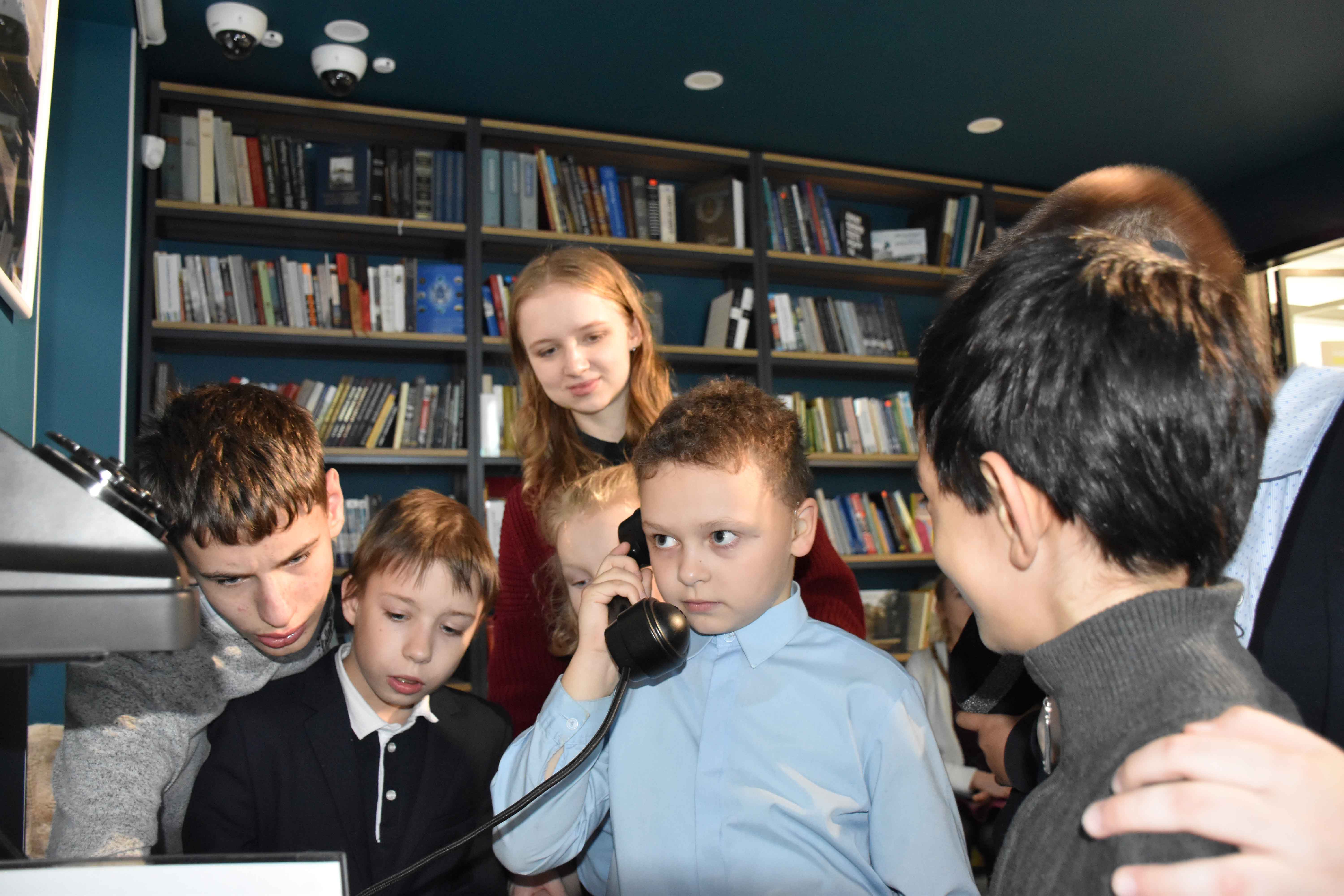 20 октября маленькие читатели из ГБОУ школы-интерната № 20 Петроградского района посетили Библиотеку на Карповке, где стали участниками экскурсии по обновлённому пространству «Библиотека вдохновляющих книг»