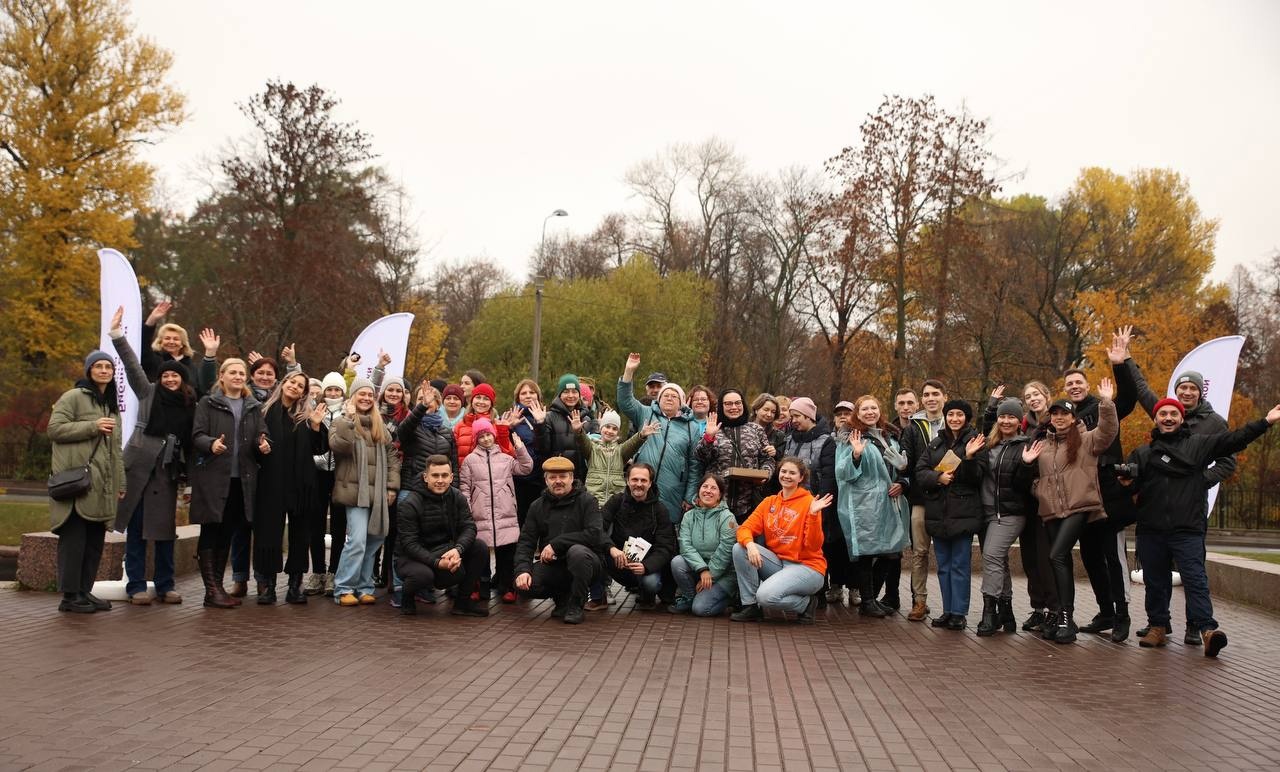 На территории прогулочной зоны на набережной реки Карповки прошла акция «Бодрый субботник», в которой приняло участие более 70 человек.