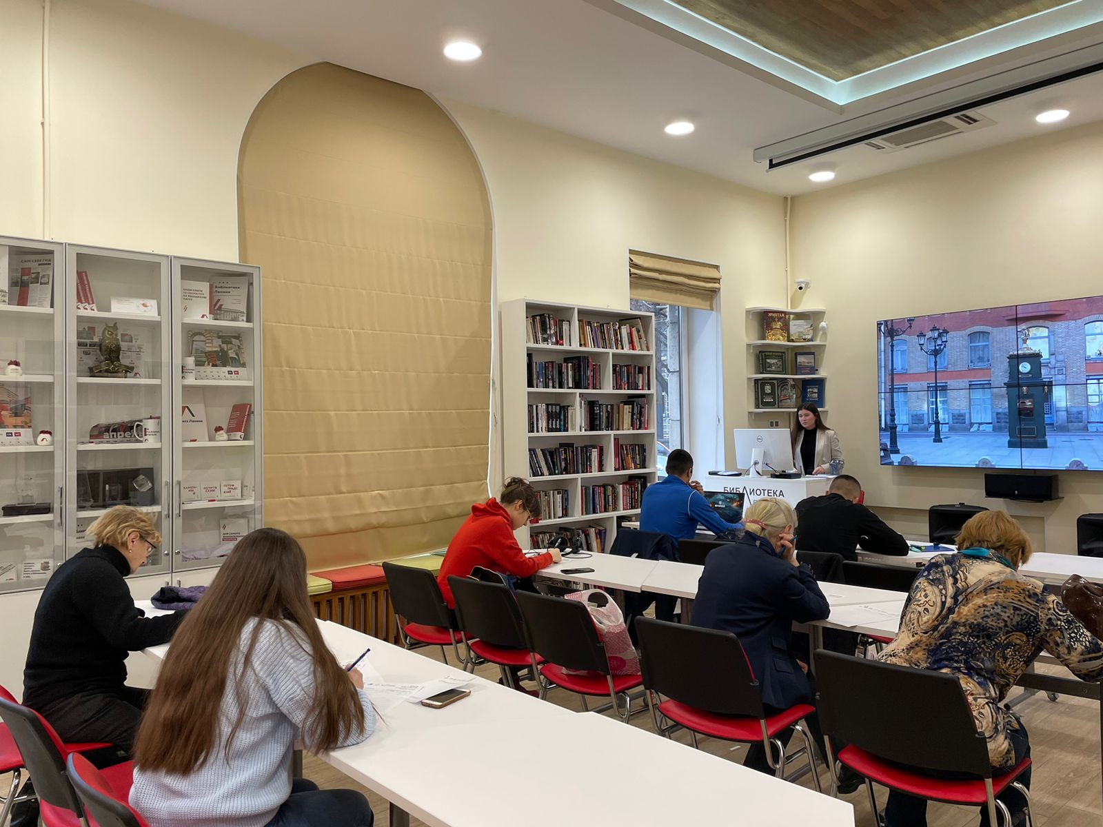 Международная просветительская акция «Большой этнографический диктант» прошла в библиотеках Петроградской стороны