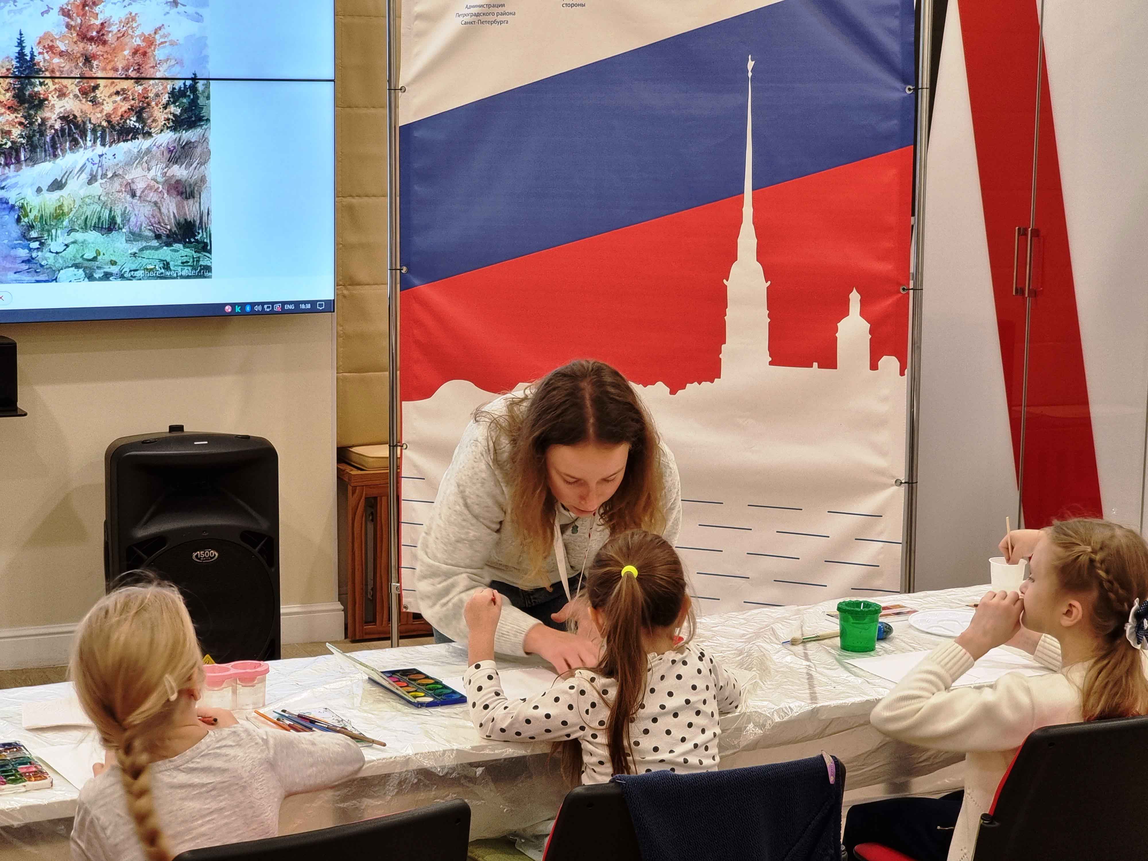 В библиотеке им. В.И. Ленина (ул. Воскова, д.2) продолжаются еженедельные акварельные мастер-классы для детей - 9 ноября состоялся один из них