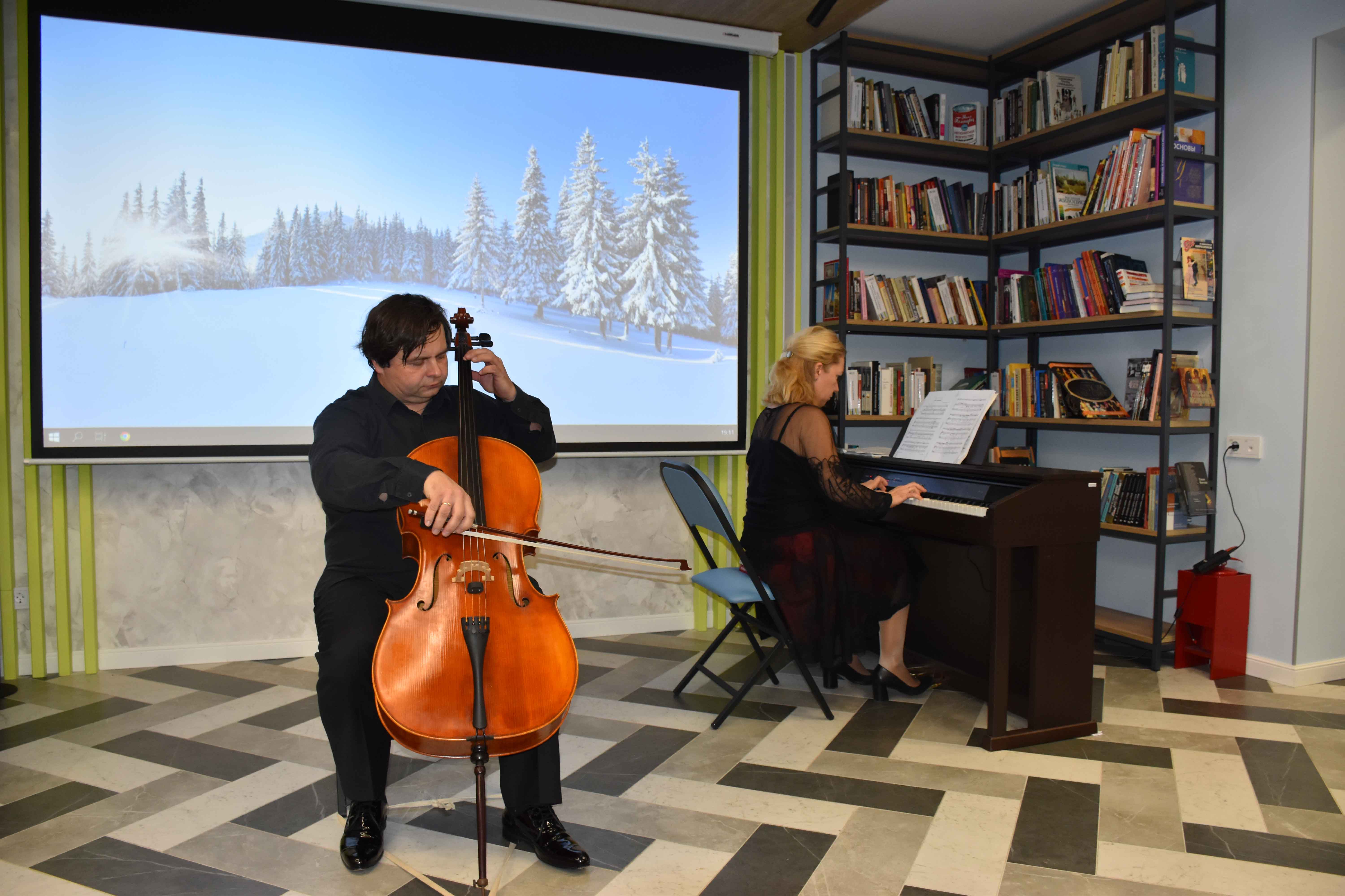 Знакомые и любимые артисты проекта «Музыкальный салон Петербургская классика» открыли сезон музыкальных вечеров в обновленном библиотечном пространстве