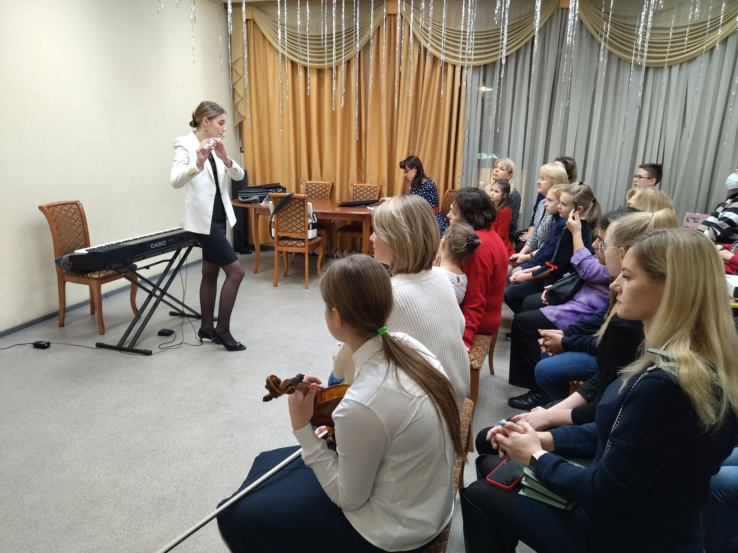 В отделе для подростков и молодёжи состоялся новогодний концерт учащихся «Детской школы искусств Петроградского района»