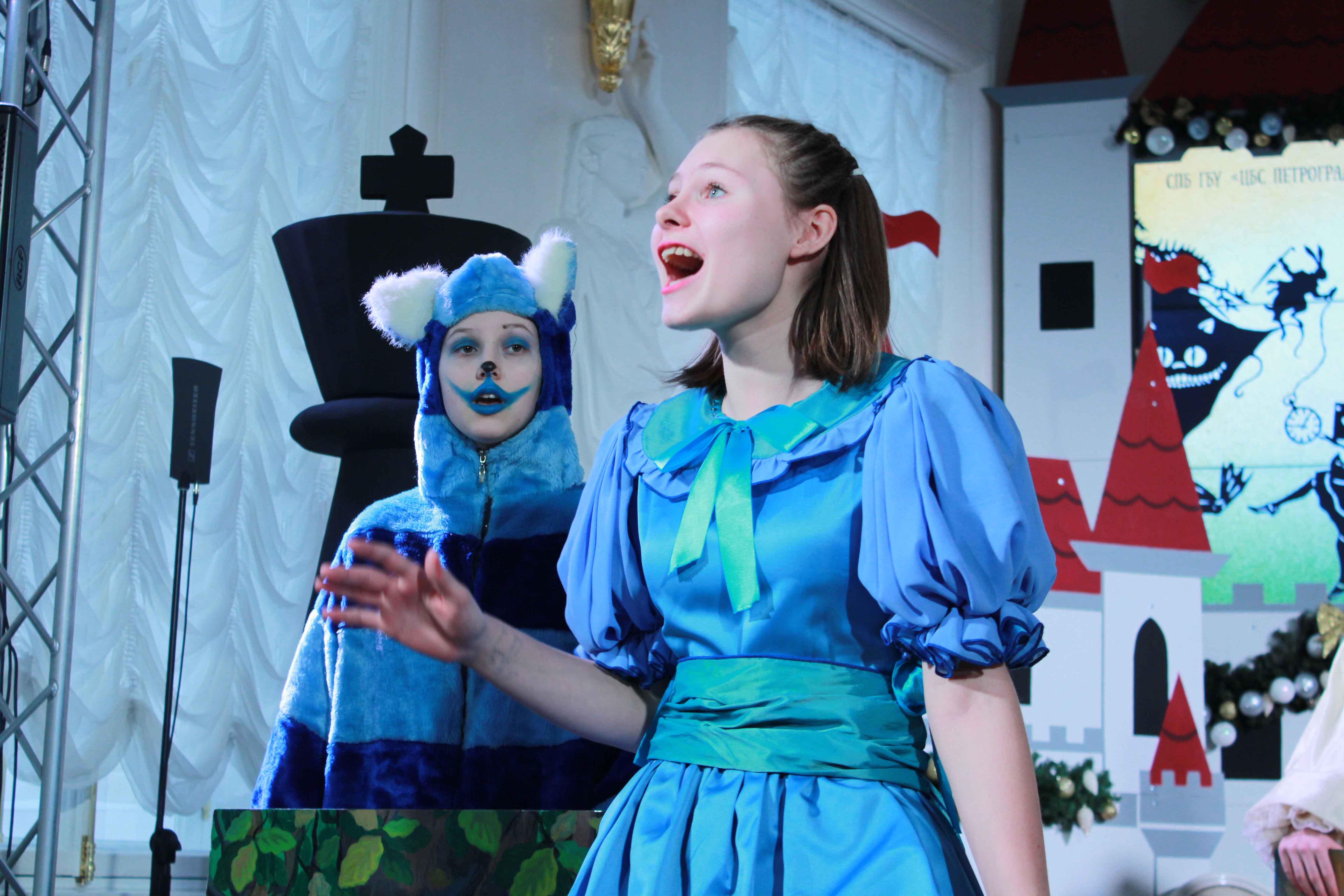 «Алиса в стране чудес» стала первым ярким событием «Рождественских музыкальных встреч» в рамках уже ставшего традиционным Фестиваля POMIR, задуманного его художественным руководителем Евгенией Наливкиной и Библиотекой на Карповке ​​​​​​​