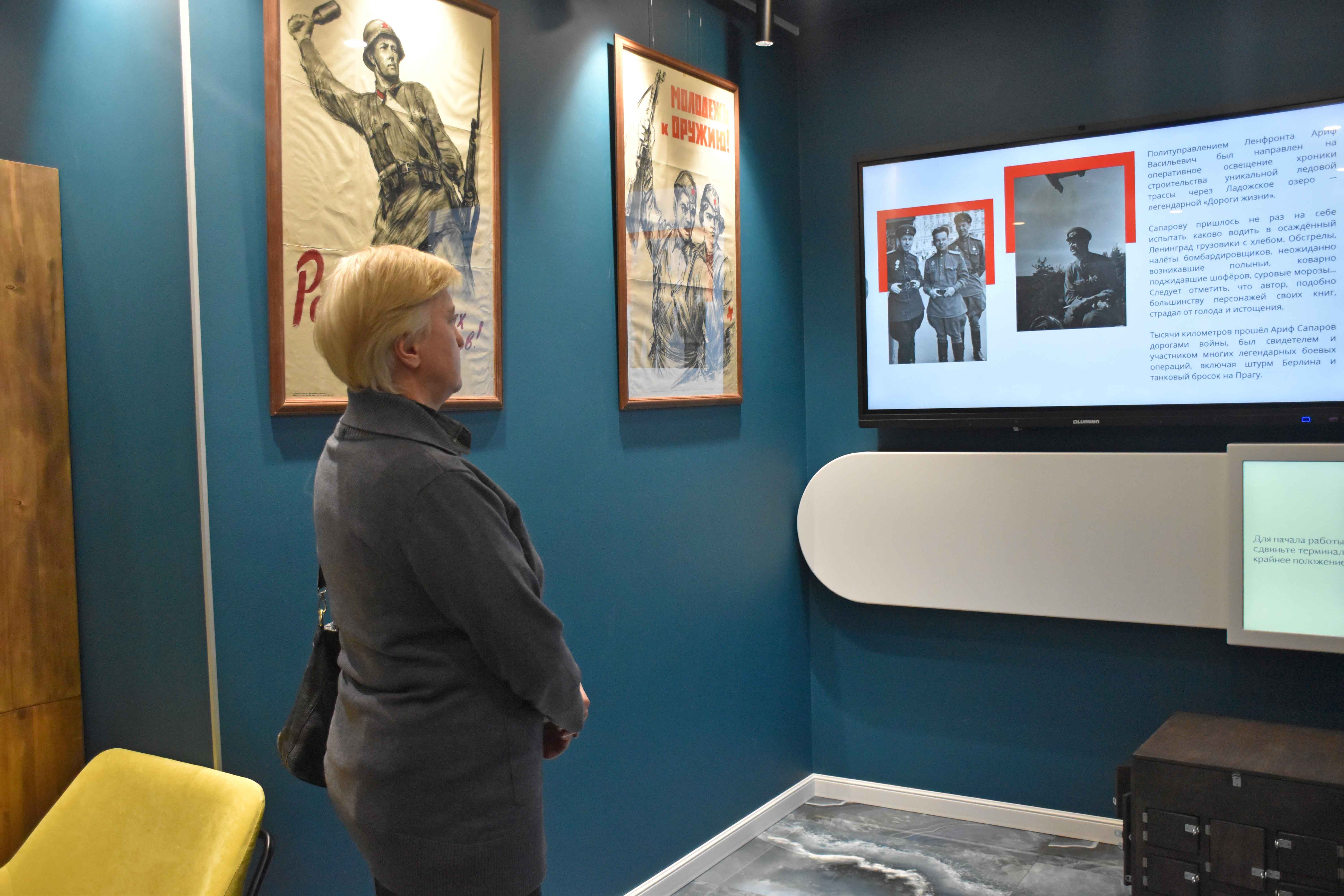 В эти памятные дни Библиотека на Карповке открыла для посетителей уникальную выставку плакатов военной поры «Подвиг Ленинграда». Выставка будет работать ежедневно с 17 января по 12 февраля 2023 г. с 10.00-20.00.