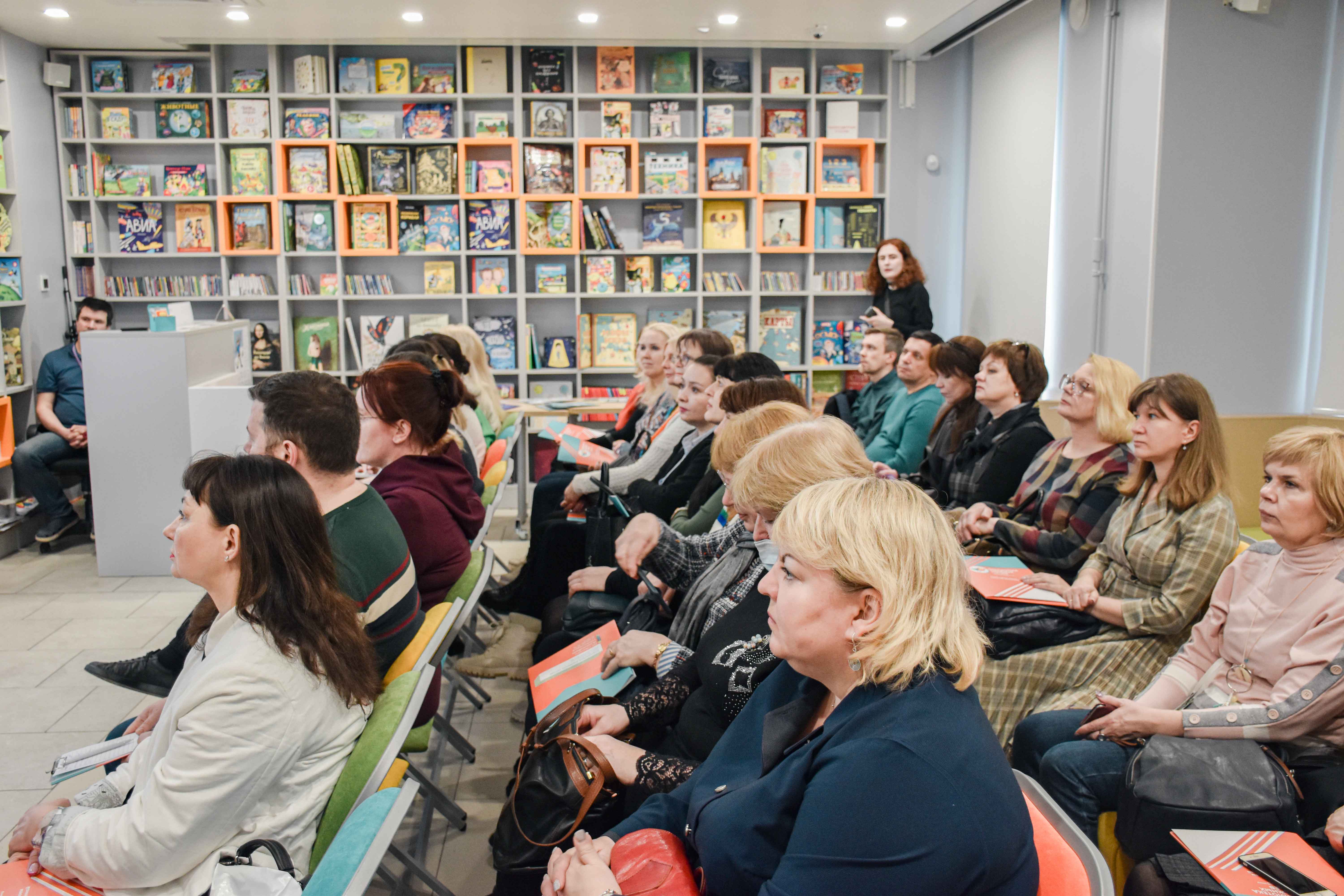 Сотрудники библиотек Выборгского района посетили Библиотеку книжных героев