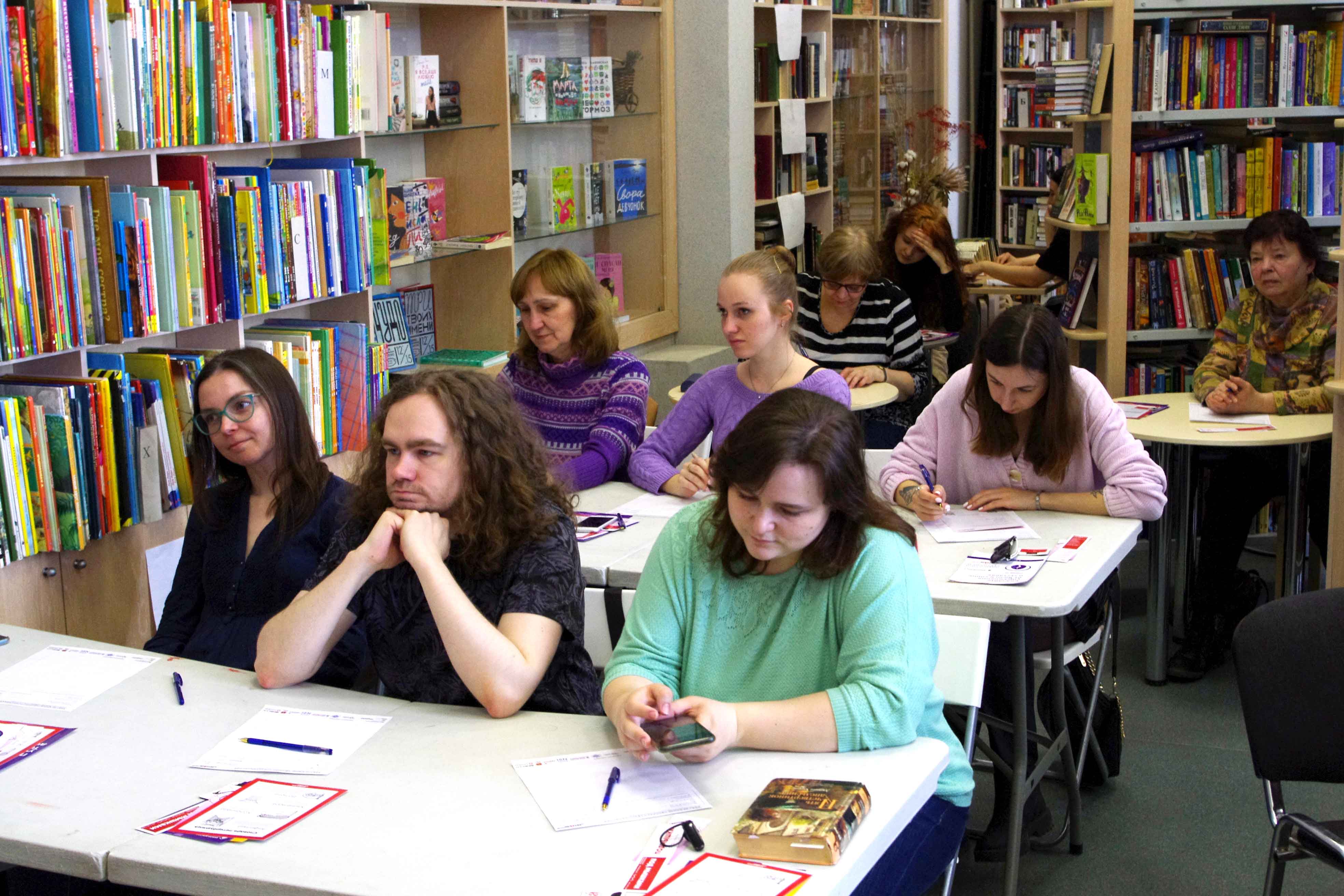 8 апреля просветительская акция «Тотальный диктант -2023» объединила 150 участников, желающих проверить свой уровень грамотности, в стенах семи Библиотек Петроградской стороны