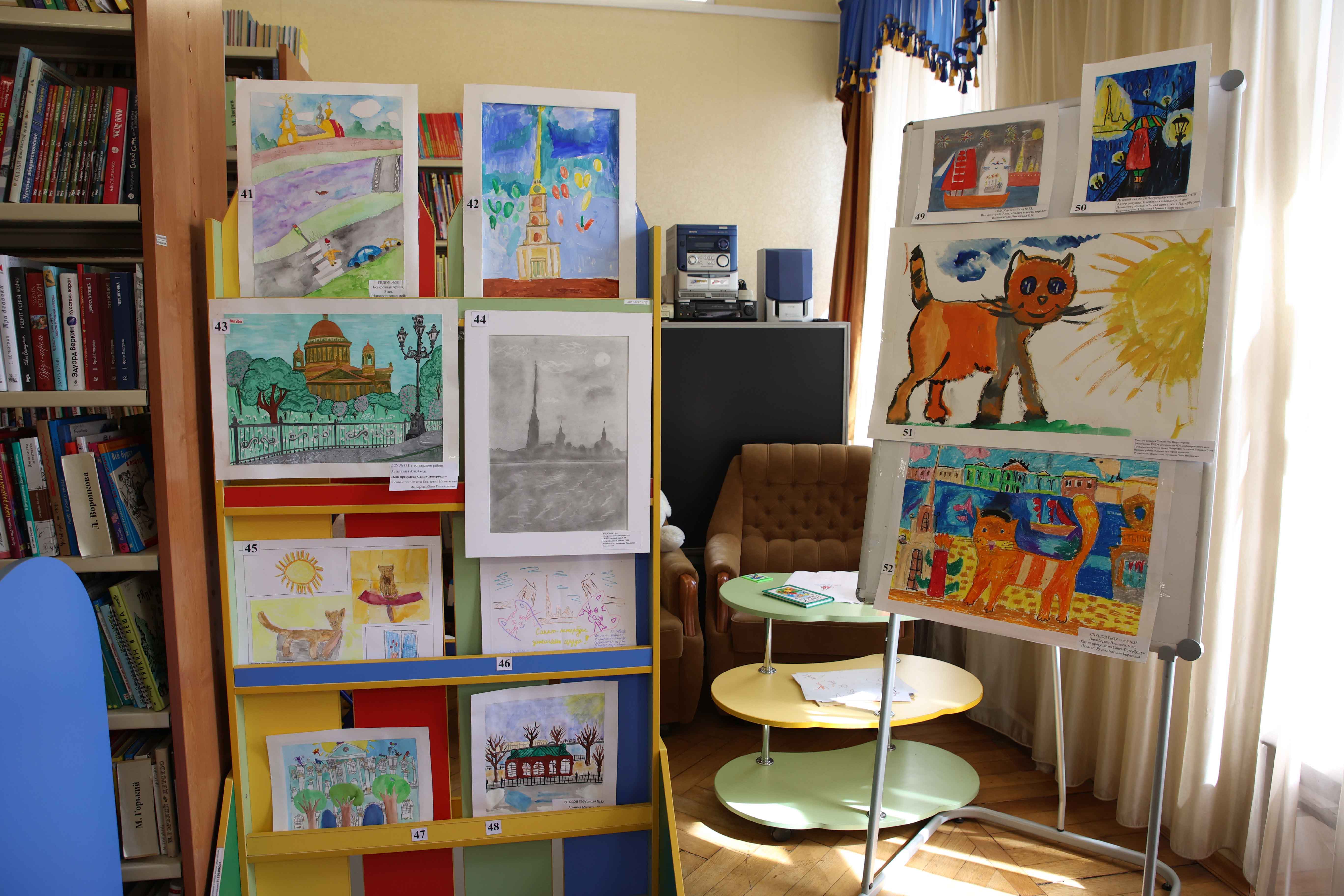 Выставка творческих работ, которая была организована в рамках Фестиваля детских рисунков «Люблю тебя, Петра творенье…», посвящённого 320-летию основания Санкт-Петербурга