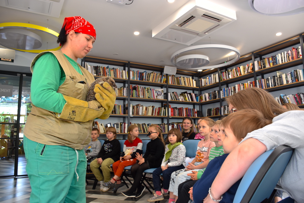 Ёжик на празднике, посвященном дню защиты детей в Библиотеке на Карповке