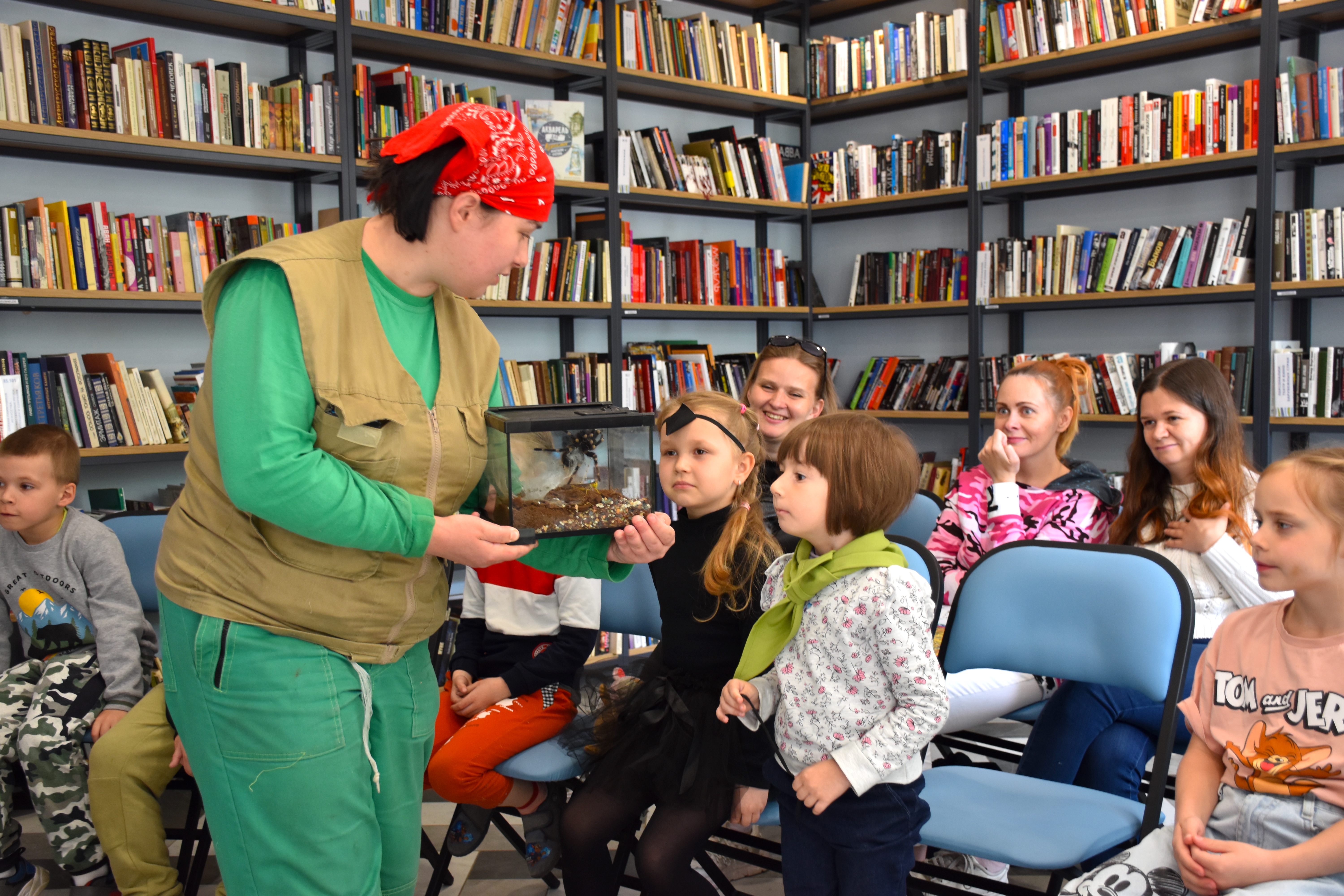 Большой паук на празднике, посвященном дню защиты детей в Библиотеке на Карповке