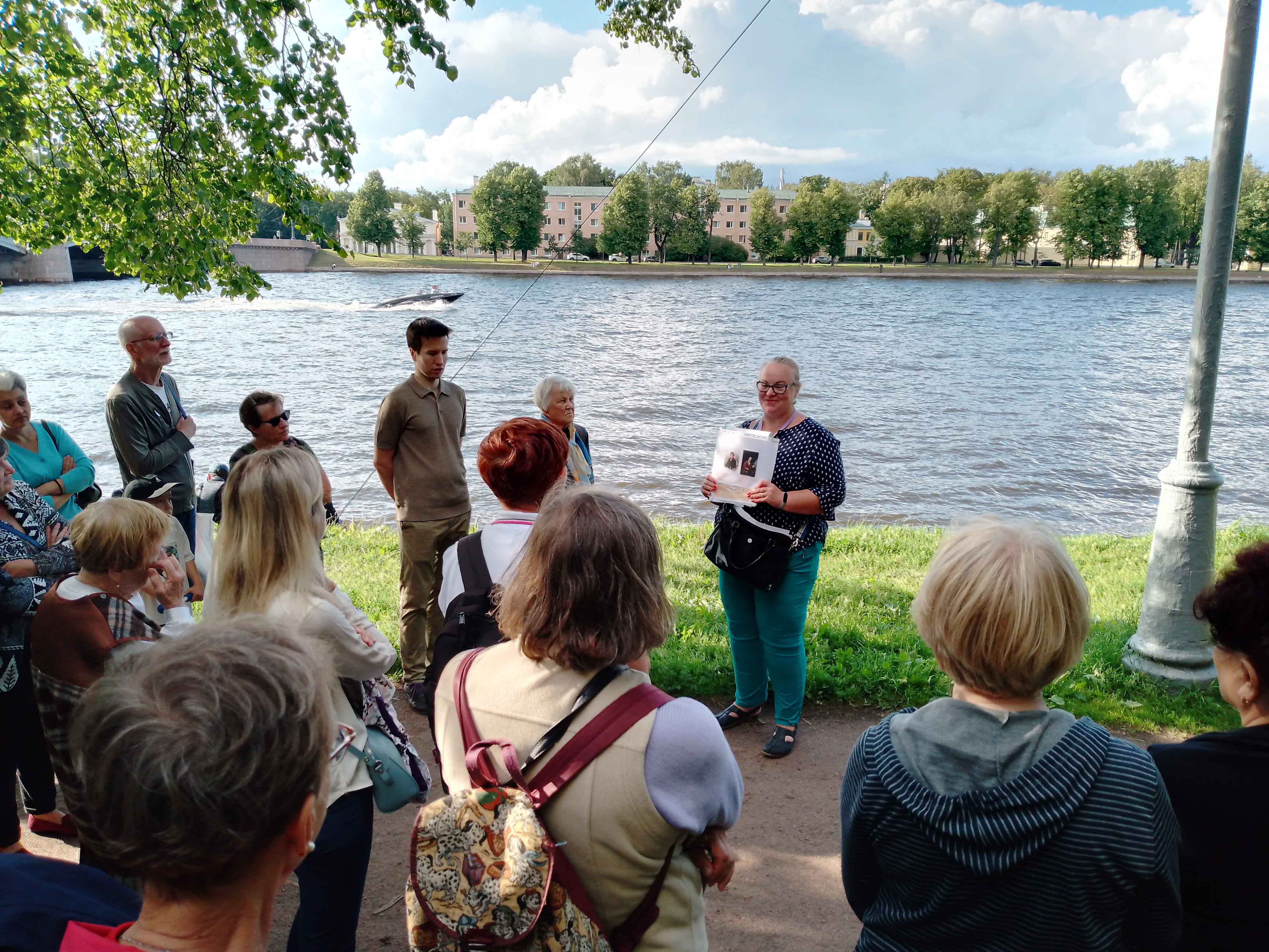 Книжные эксперты Центральной районной библиотеки имени А.С.Пушкина пригласили своих читателей на познавательную пешеходную прогулку