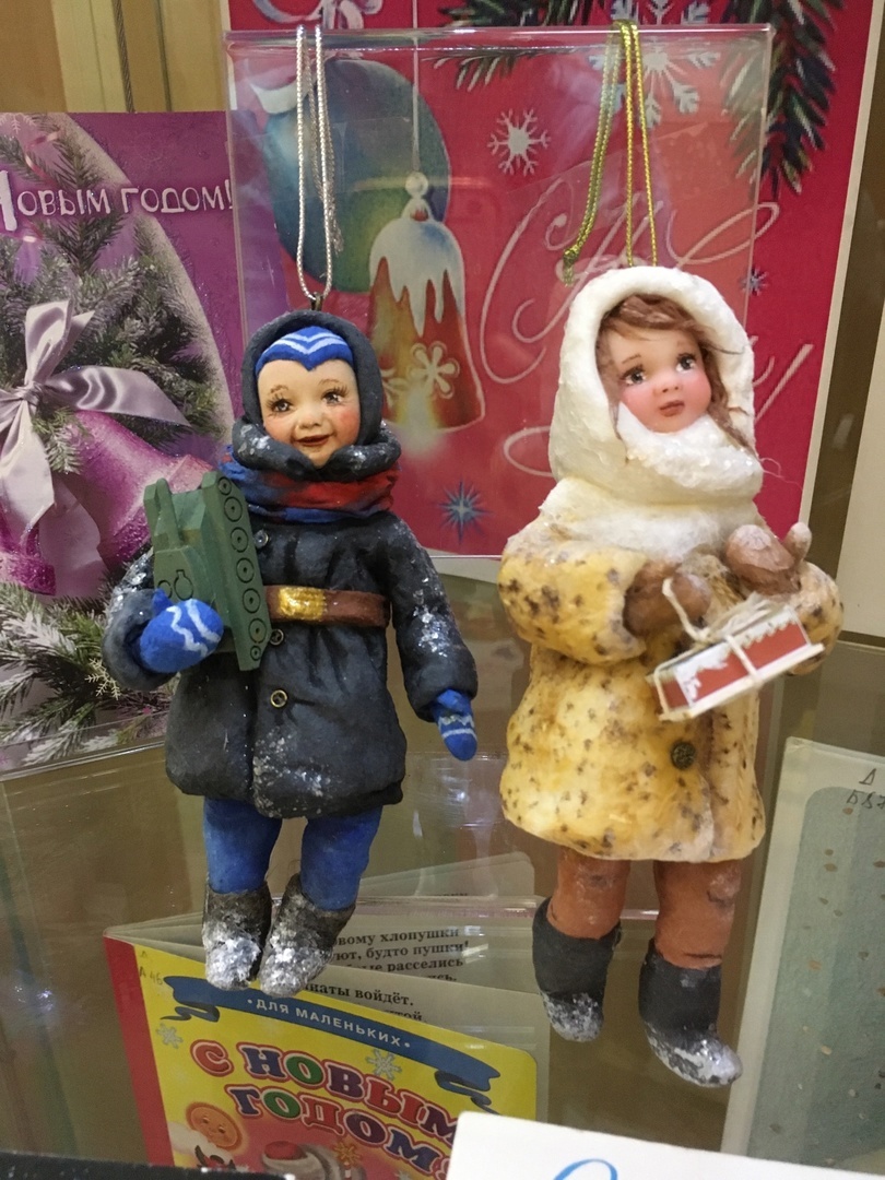 В Юношеской библиотеке имени А.П. Гайдара открылась выставка ватных ёлочных игрушек
