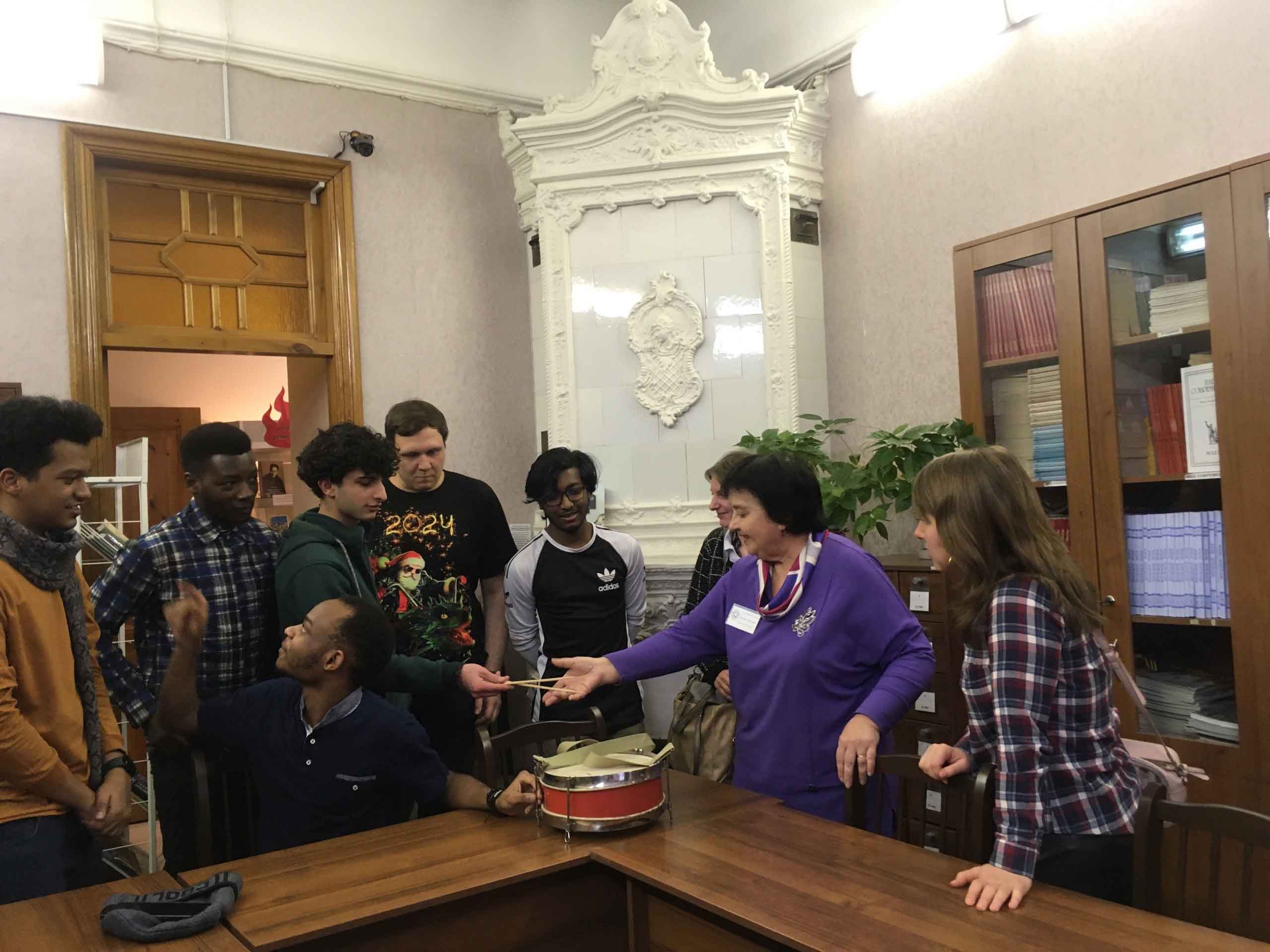 Иностранные студенты побывали на экскурсии в Юношеской библиотеке имени А.П. Гайдара