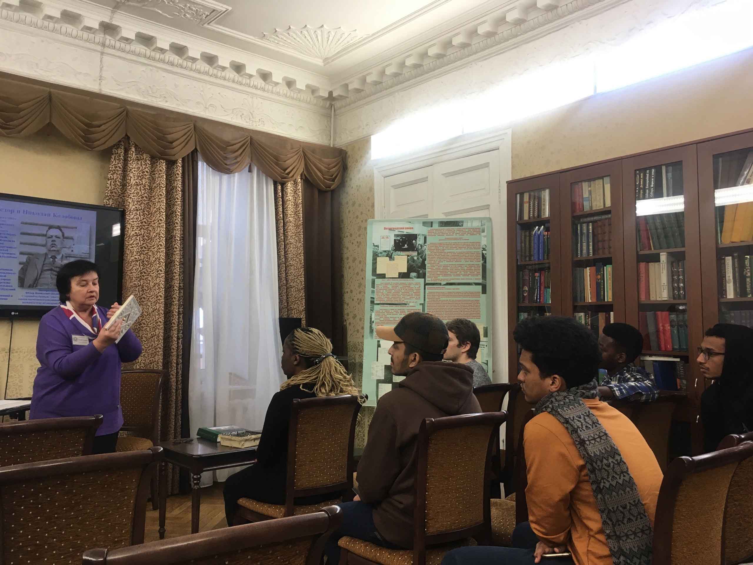 Иностранные студенты побывали на экскурсии в Юношеской библиотеке имени А.П. Гайдара