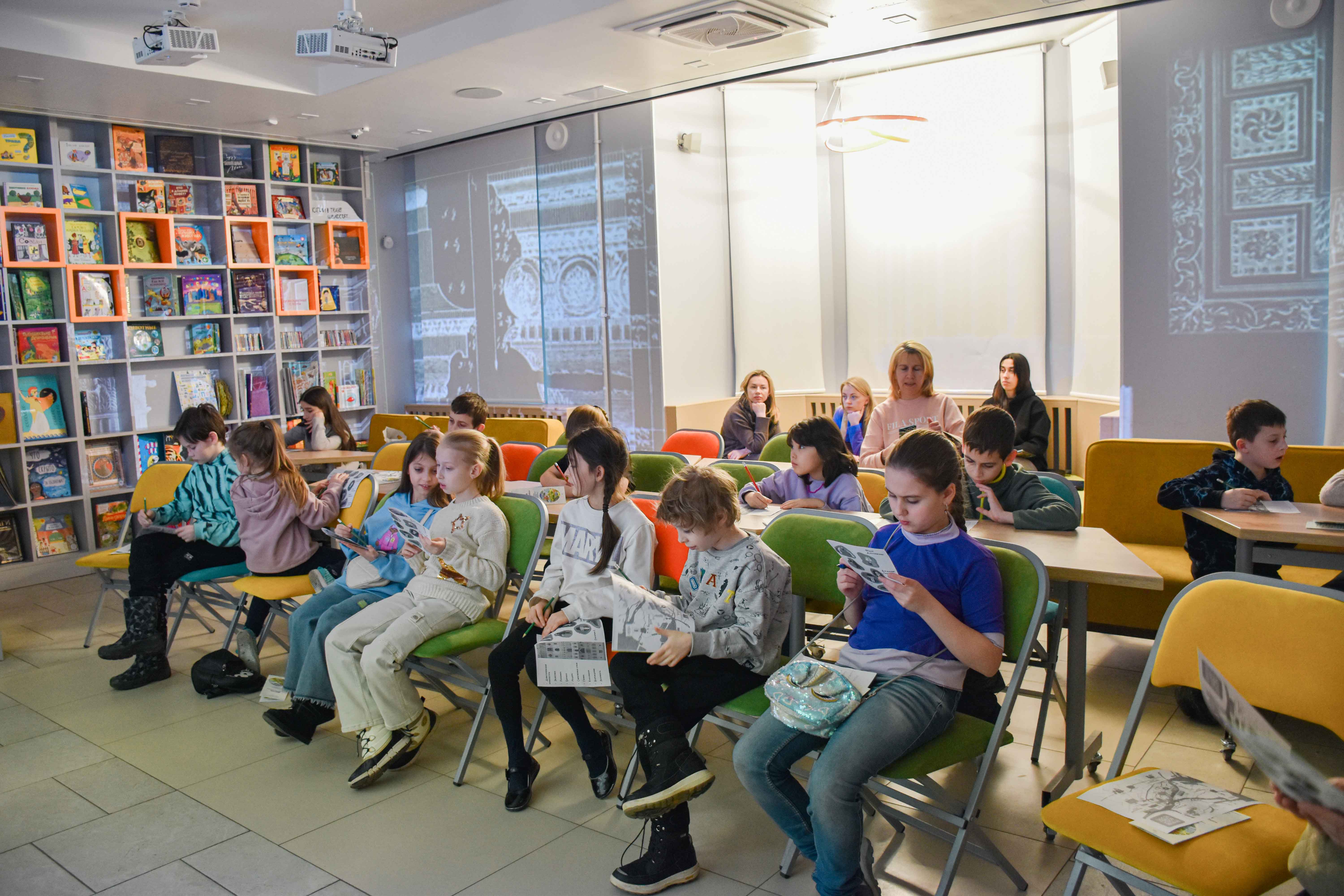 В Библиотеке книжных героев дети приветствовали Санкт-Петербург