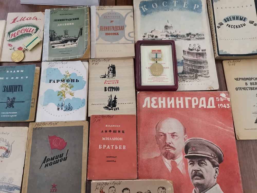 Выставка документов «В библиотечной памяти мгновения войны»