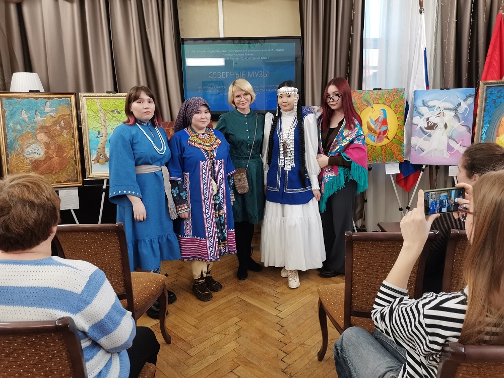 В Библиотеке имени Гайдара представили выставку картин «Северные музы»