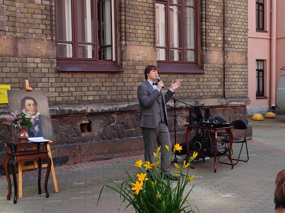 6 июня в ЦРБ им. А.С. Пушкина прошёл открытый микрофон «Читаем Пушкина вместе — 2026».