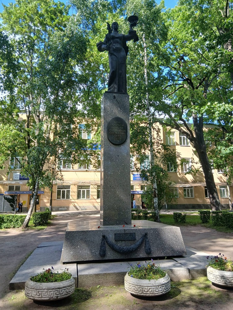 Для семей с детьми и взрослых Библиотека на Карповке предложила пешеходный квест «Я говорю с тобой под свист снарядов».