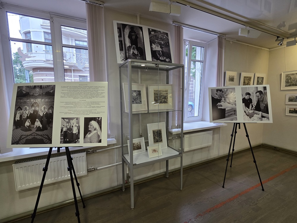 В Библиотеке Кировских островов открылась фотовыставка «Лики милосердия»