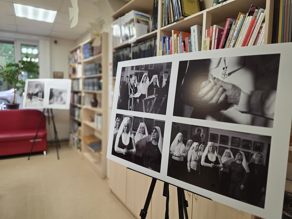 В Библиотеке Кировских островов открылась фотовыставка «Лики милосердия»