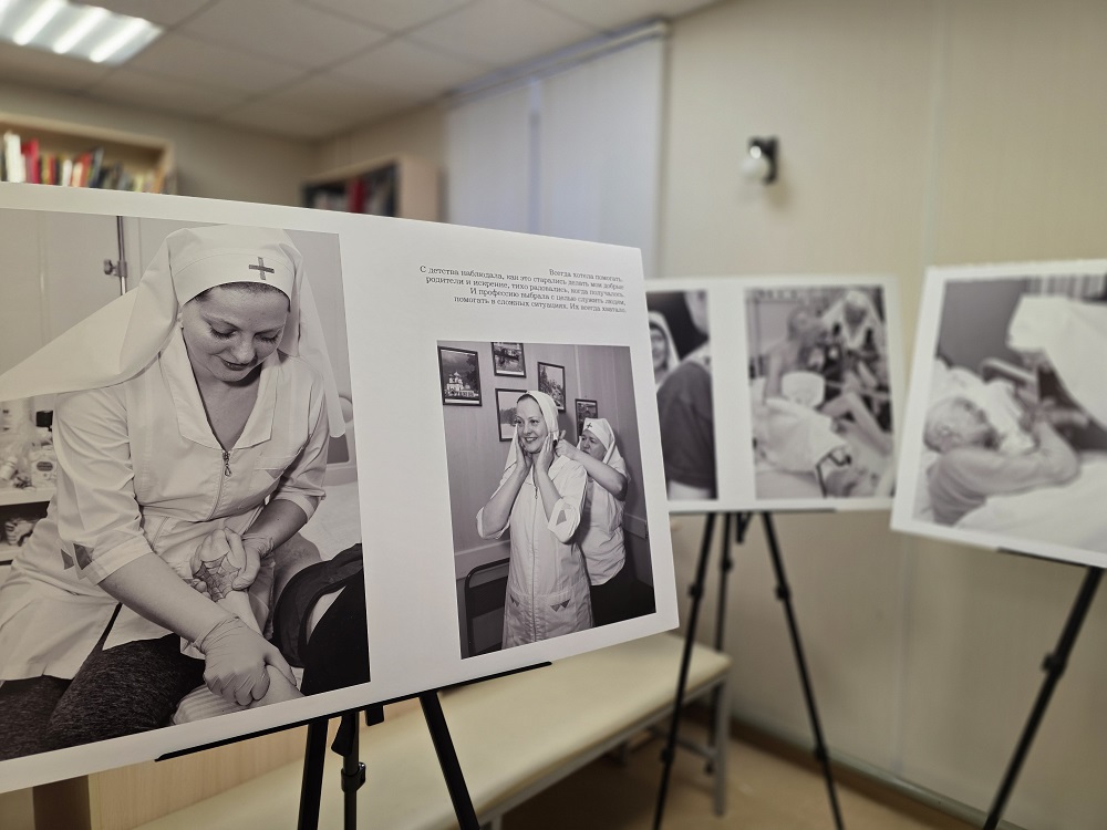 В Библиотеке Кировских островов открылась фотовыставка «Лики милосердия»