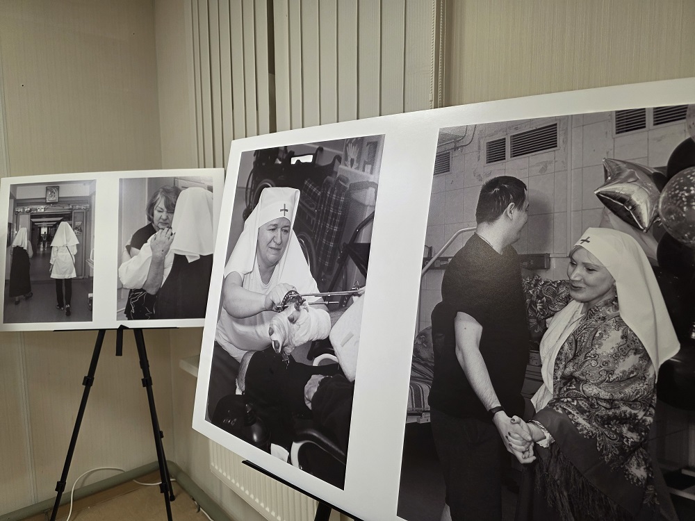 В Библиотеке Кировских островов открылась фотовыставка «Лики милосердия»