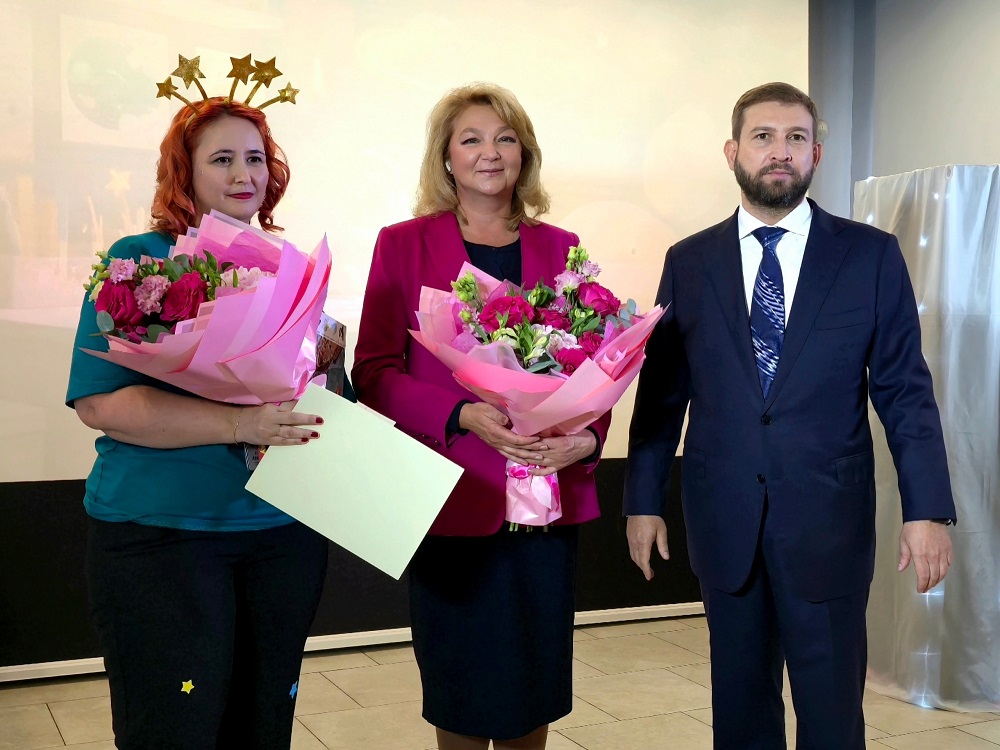 С тёплыми поздравлениями к сотрудникам обратился глава администрации Петроградского района Дмитрий Ваньчков
