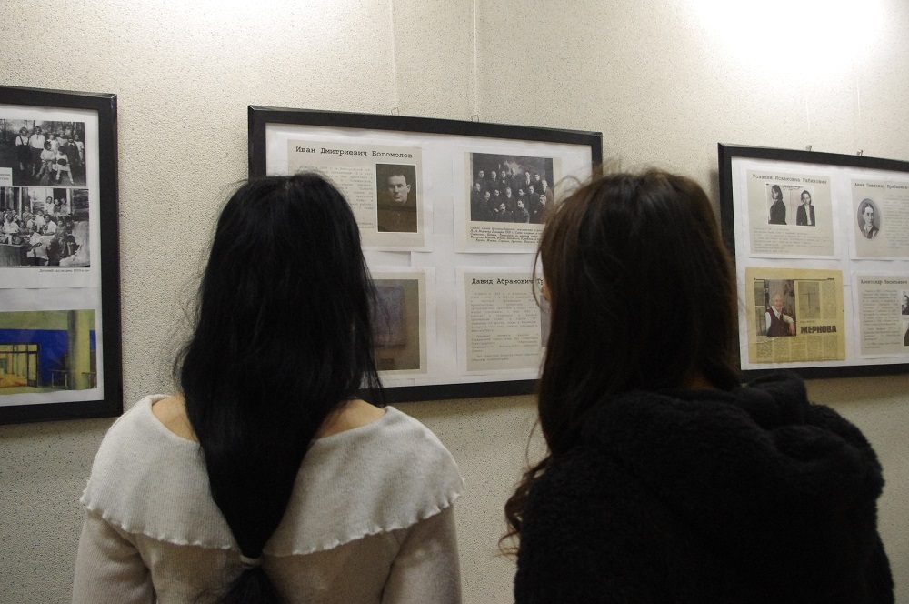 Читатели с большим интересом рассматривали фотографии, личные вещи и архивные документы жильцов Дома.