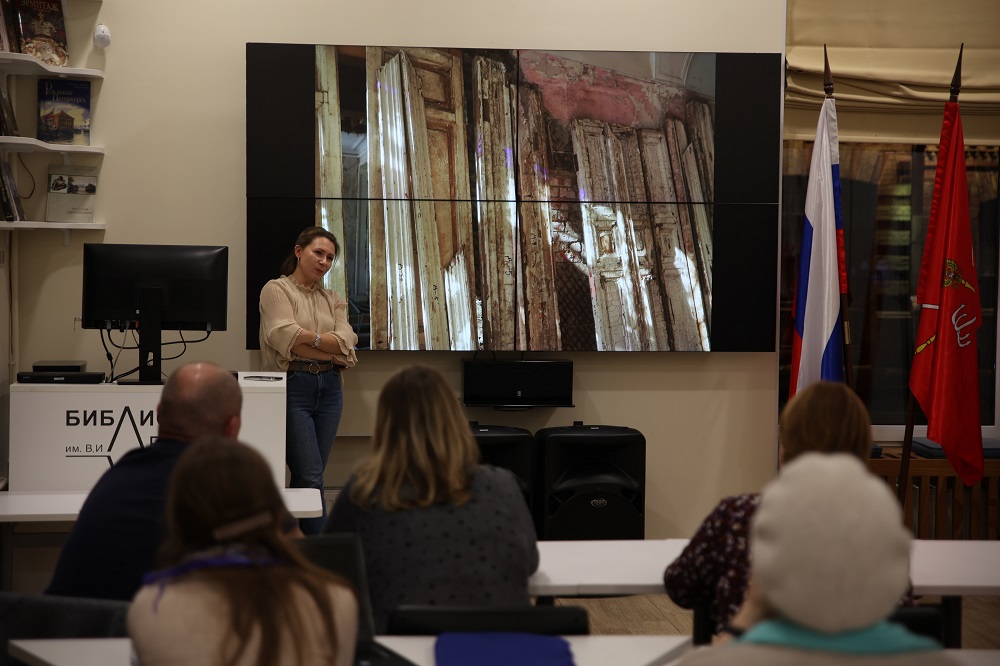 Лекцию провела Юлия Журавлева — искусствовед и куратор проекта «Дача Громова».