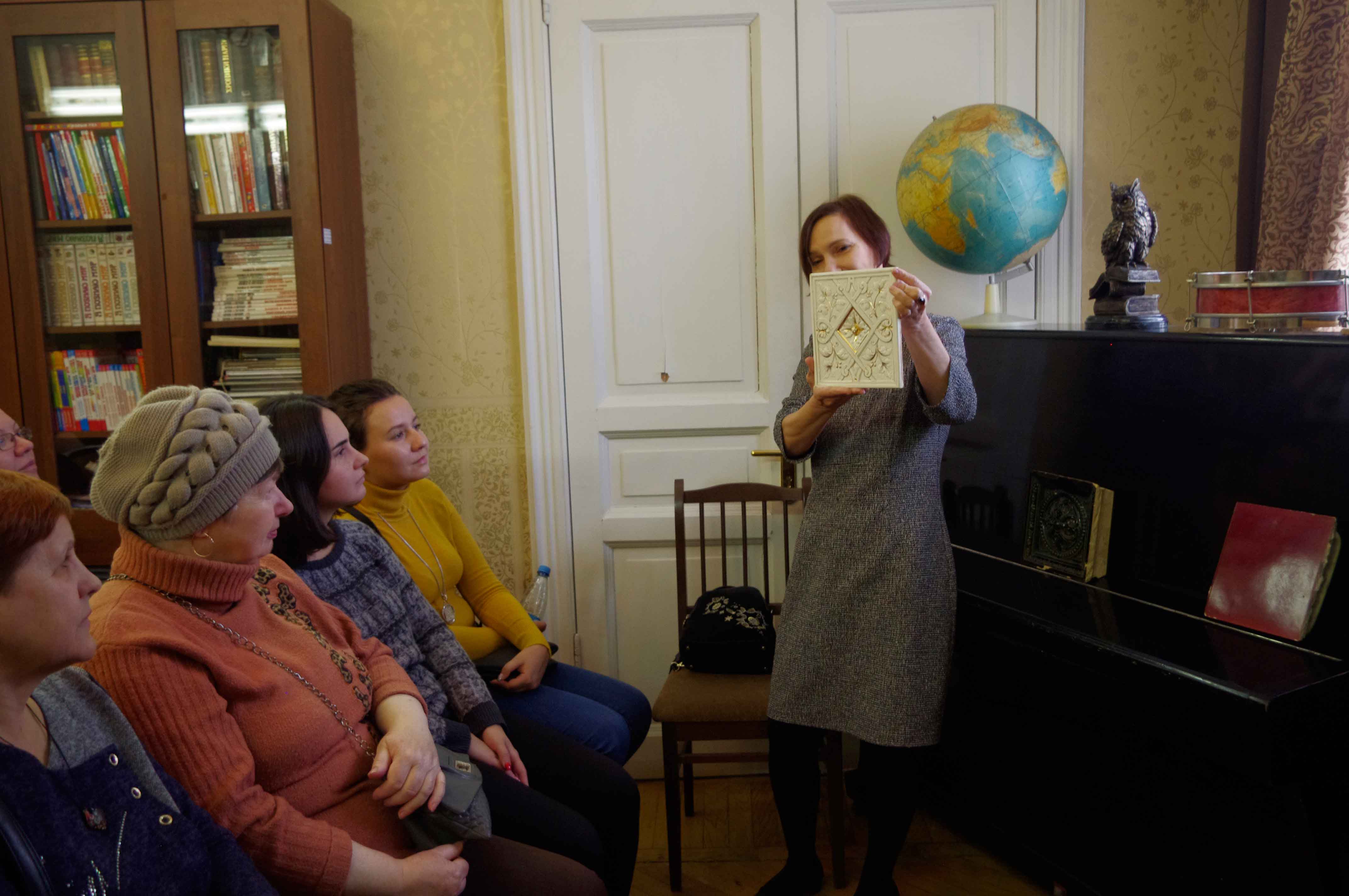 Постер для новости &laquo;«День дома» в юношеской библиотеке им. А.П. Гайдара&raquo;