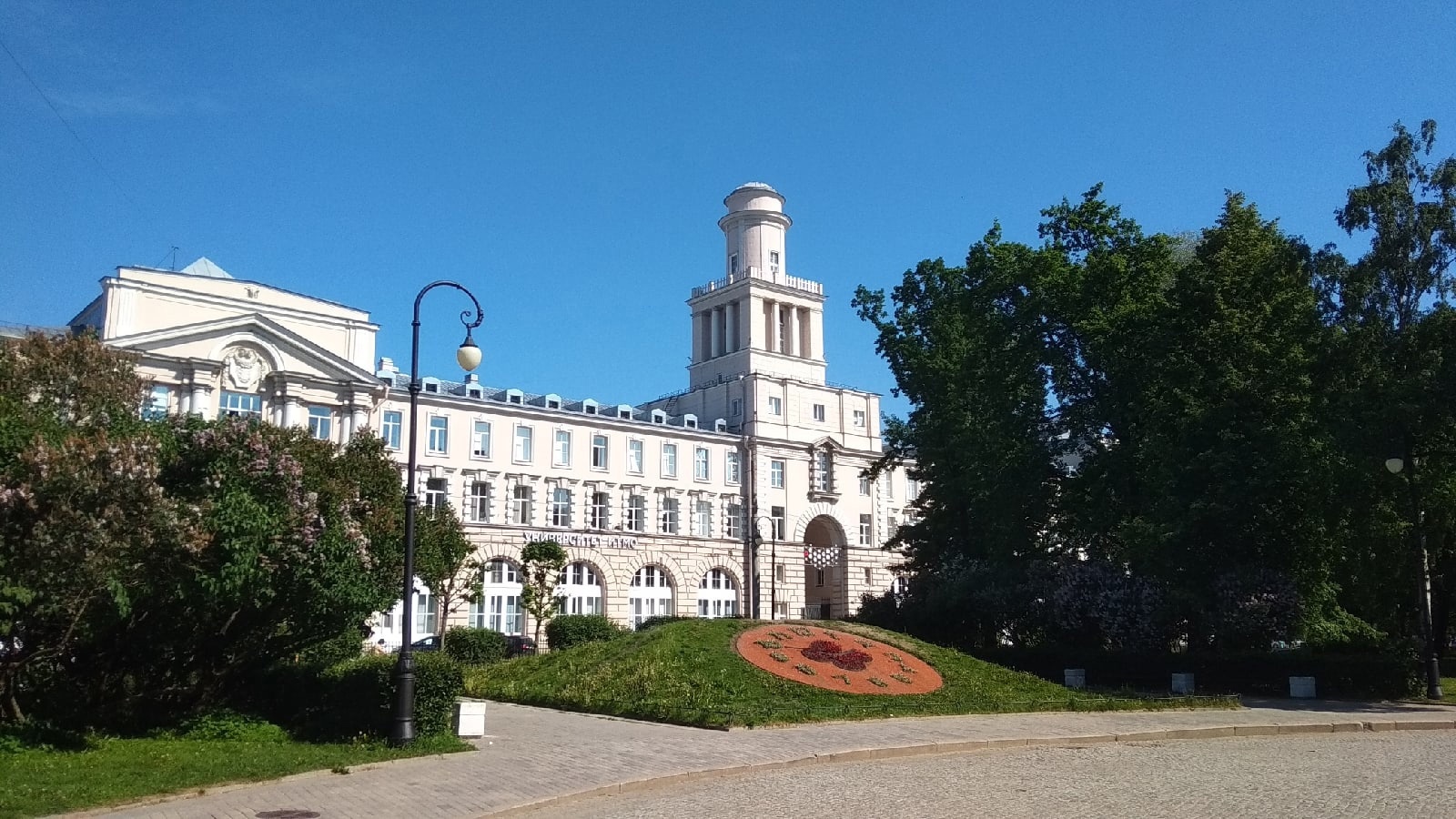 Библиотека Ленина провела экскурсию по Александровскому парку