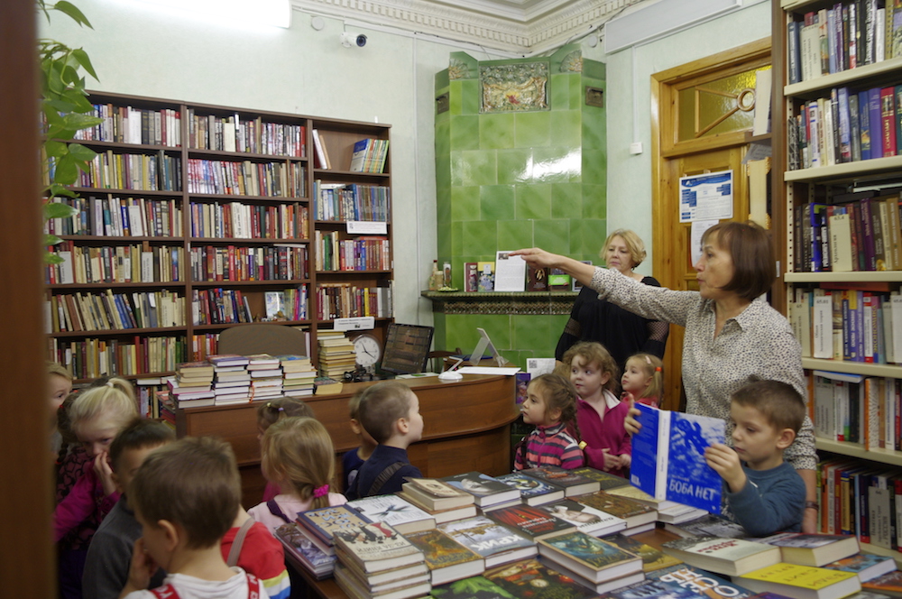 Постер для новости &laquo;Прогулка по библиотеке&raquo;