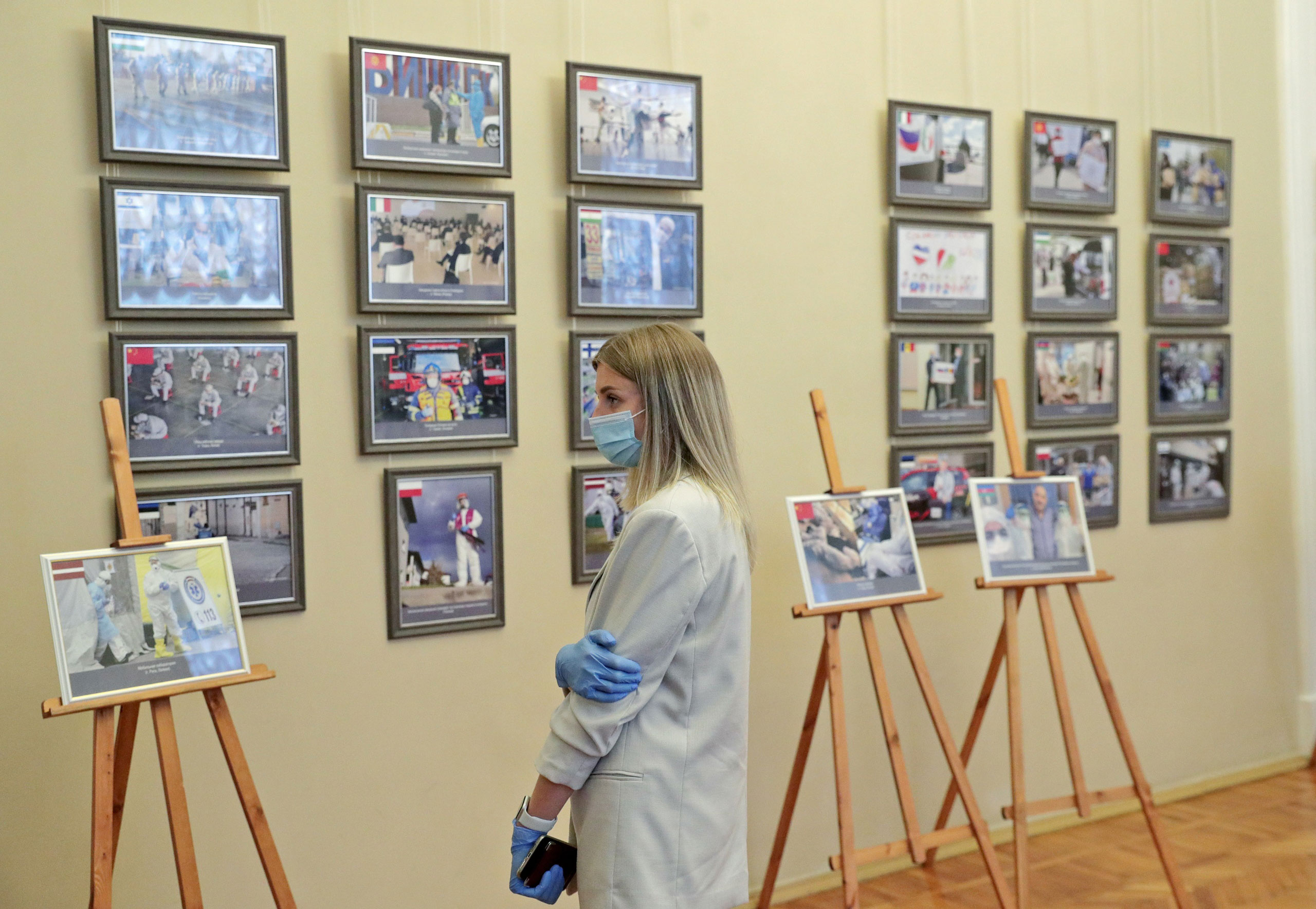 Постер для новости &laquo;В Библиотеке им. В.И. Ленина состоится торжественное открытие выставки «Плечом к плечу во имя жизни», посвященной борьбе стран мира с пандемией COVID-19&raquo;