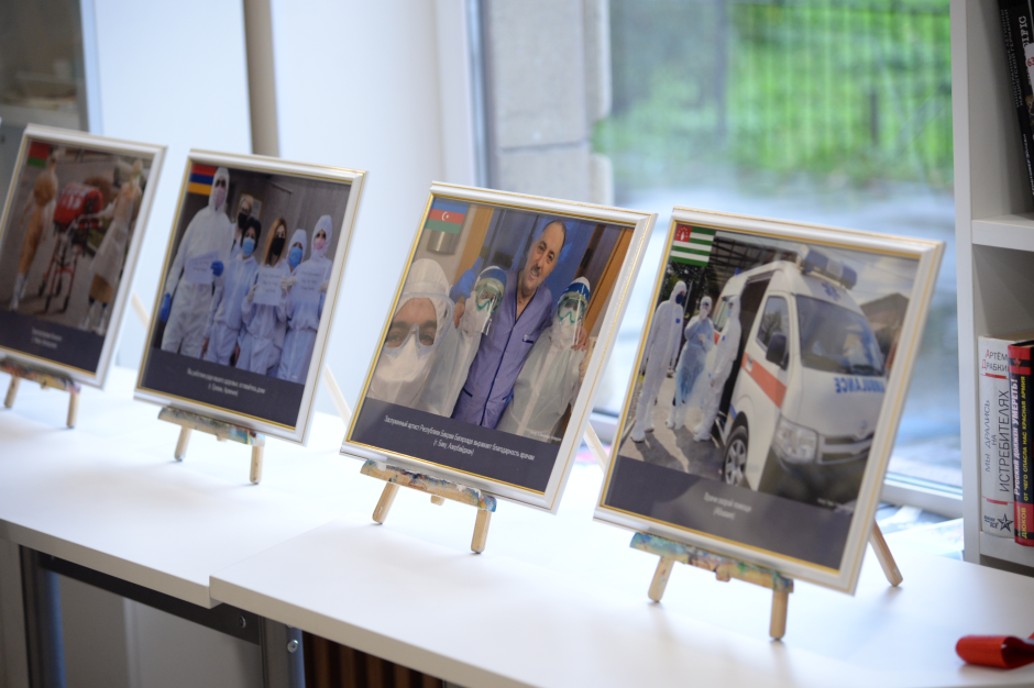 Постер для новости «Торжественное открытие выставки «Плечом к плечу во имя жизни», посвященной борьбе стран мира с пандемией COVID-19»