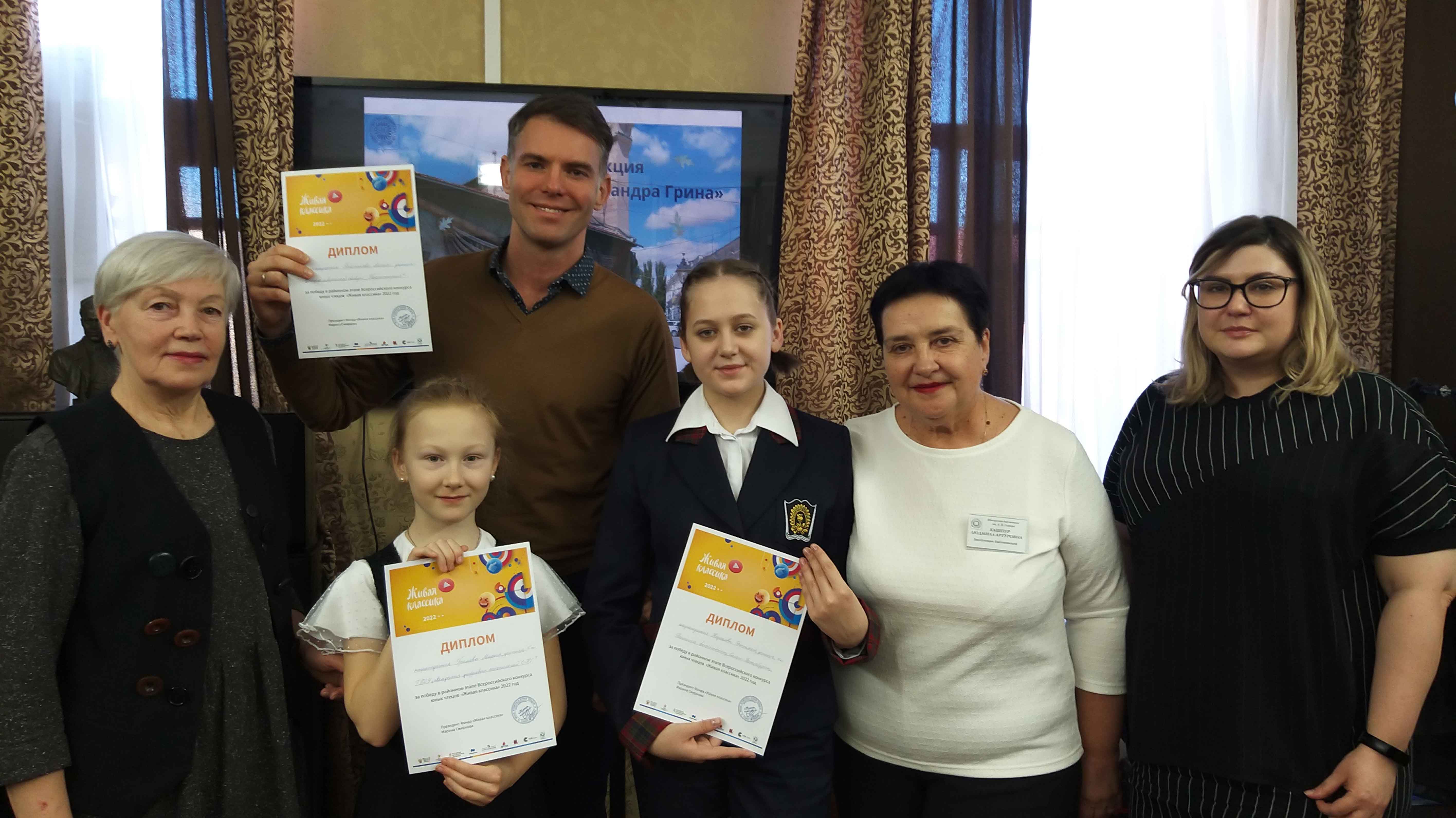 Постер для новости «В Петроградском районе определились победители районного этапа конкурса чтецов 