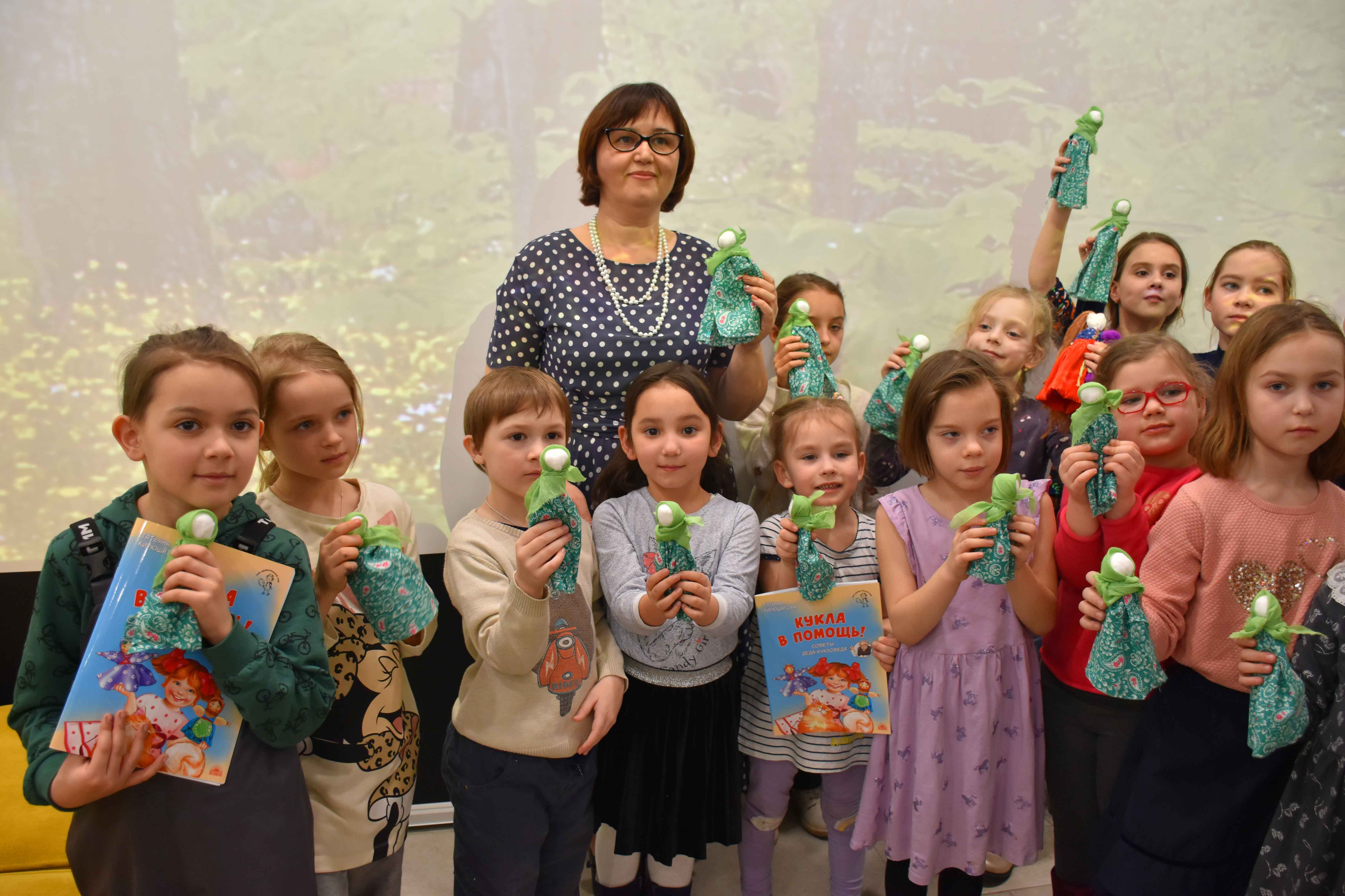 Постер для новости &laquo;Читатели библиотеки поиграли в куклы и узнали о науке этнографии&raquo;