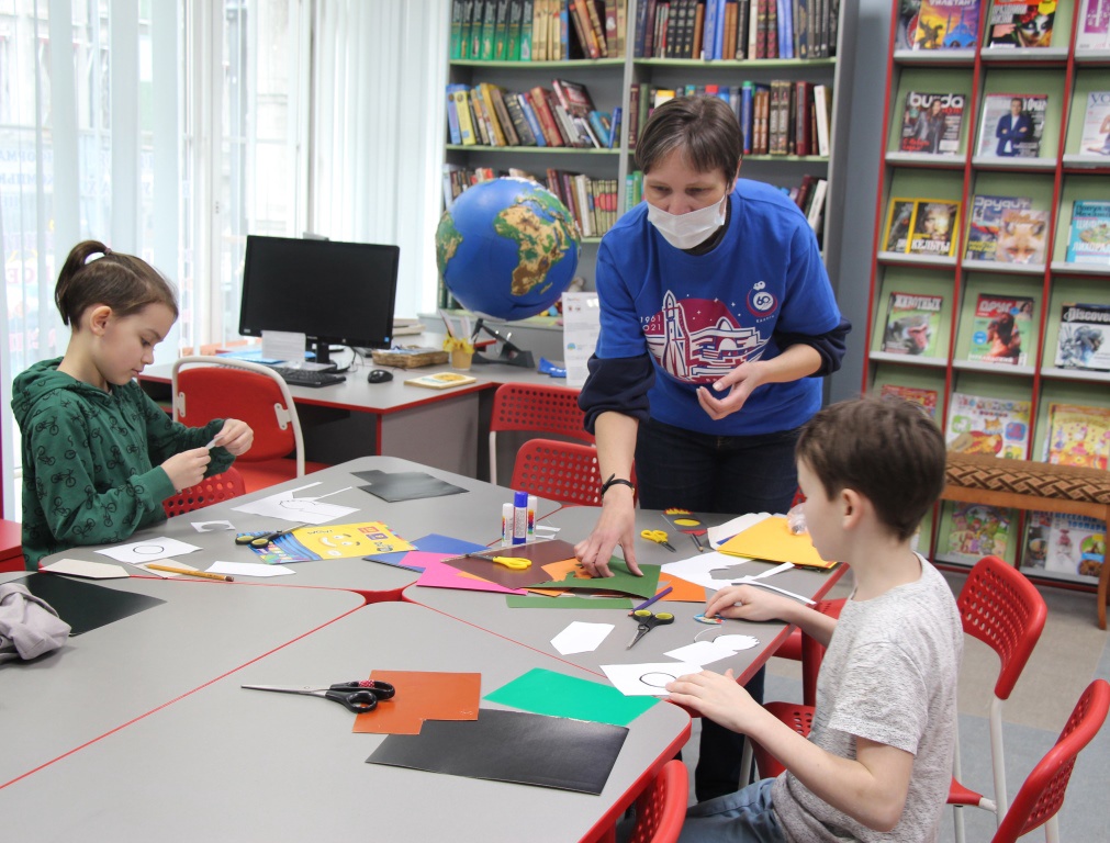 Постер для новости &laquo;Первые в космосе&raquo;