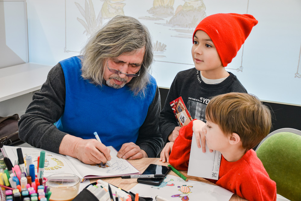 Постер для новости «Мастер-класс с художником-иллюстратором прошел в Библиотеке книжных героев»